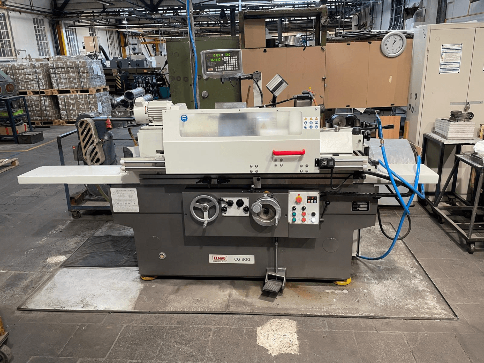 Rundschleifmaschine ELMAG CG 800, Vorderansicht, mit Bedienfeld, Schleifscheibe und Arbeitsfläche.