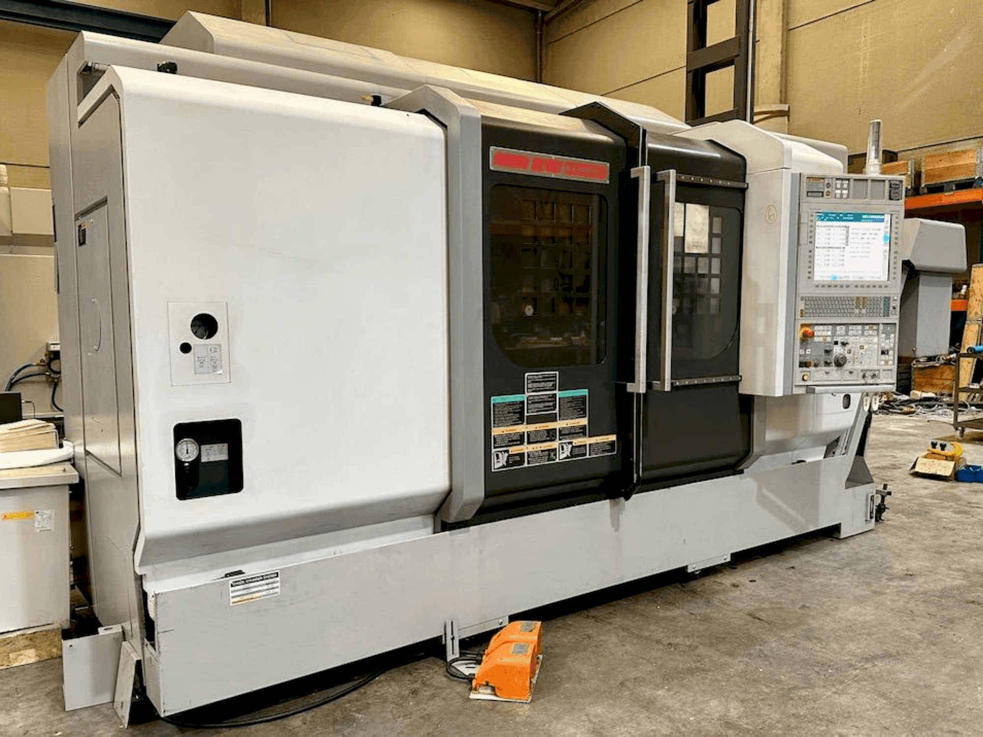 Frontansicht der MORI SEIKI NZX 2500/1000Y Maschine