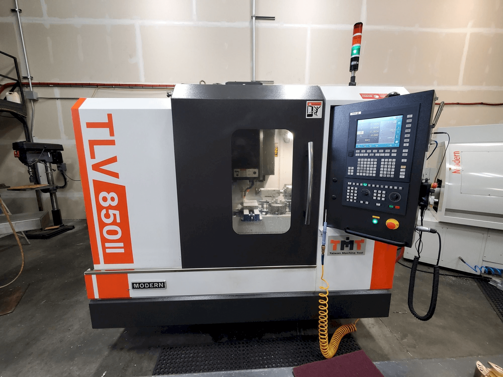 Frontansicht der Modern TLV-85011 Maschine