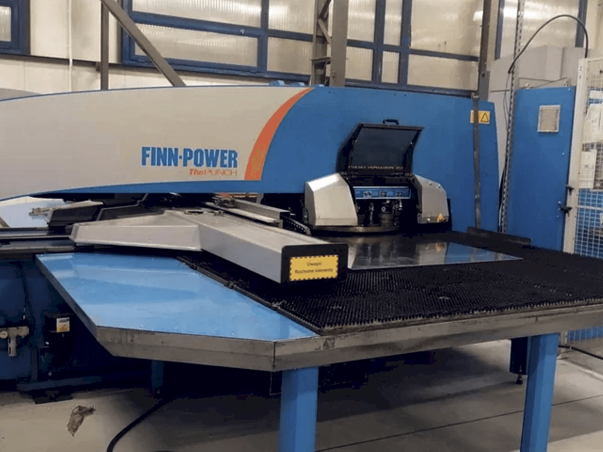 Frontansicht der Finn-Power E5x Maschine