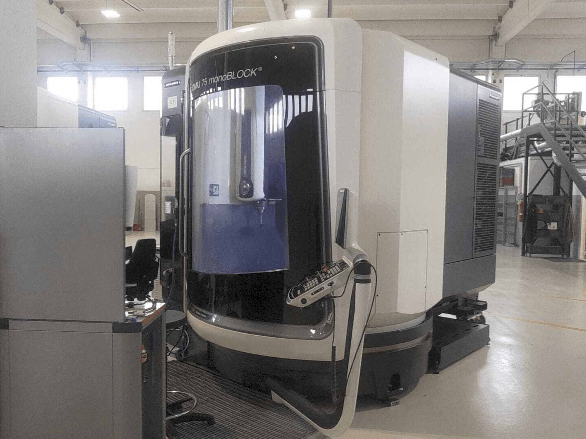 Frontansicht der DMG MORI DMU 75 monoBLOCK Maschine