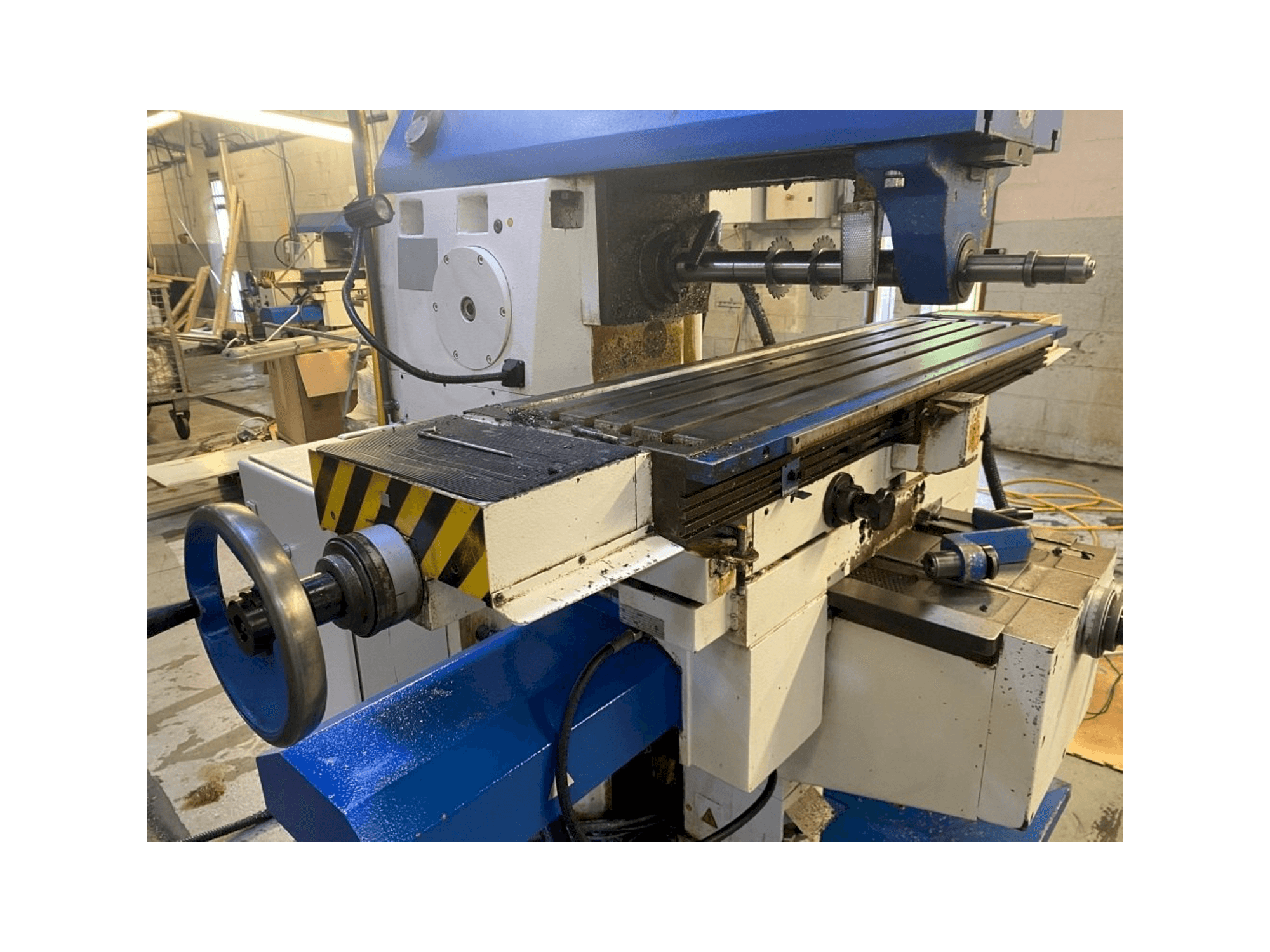 Frontansicht der TOS Olomouc FGU 32 Maschine