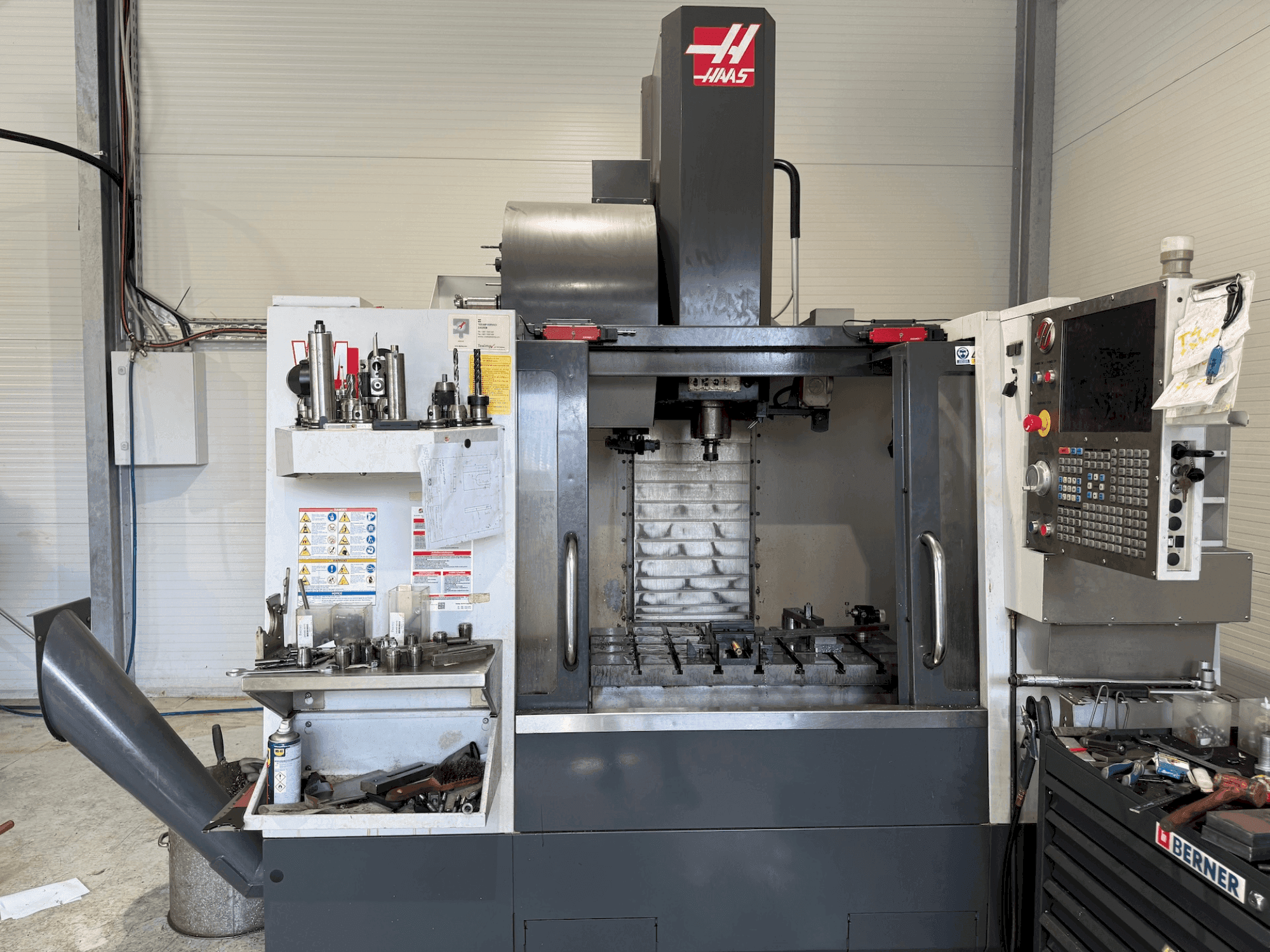 Frontansicht der HAAS VM-2 Maschine