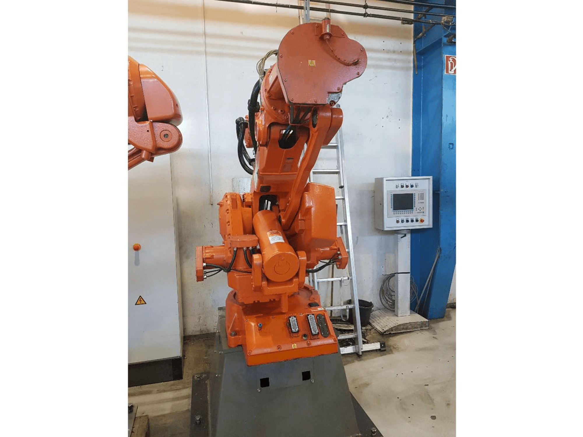 Frontansicht der ABB IRB 6400 RM 2000 Maschine