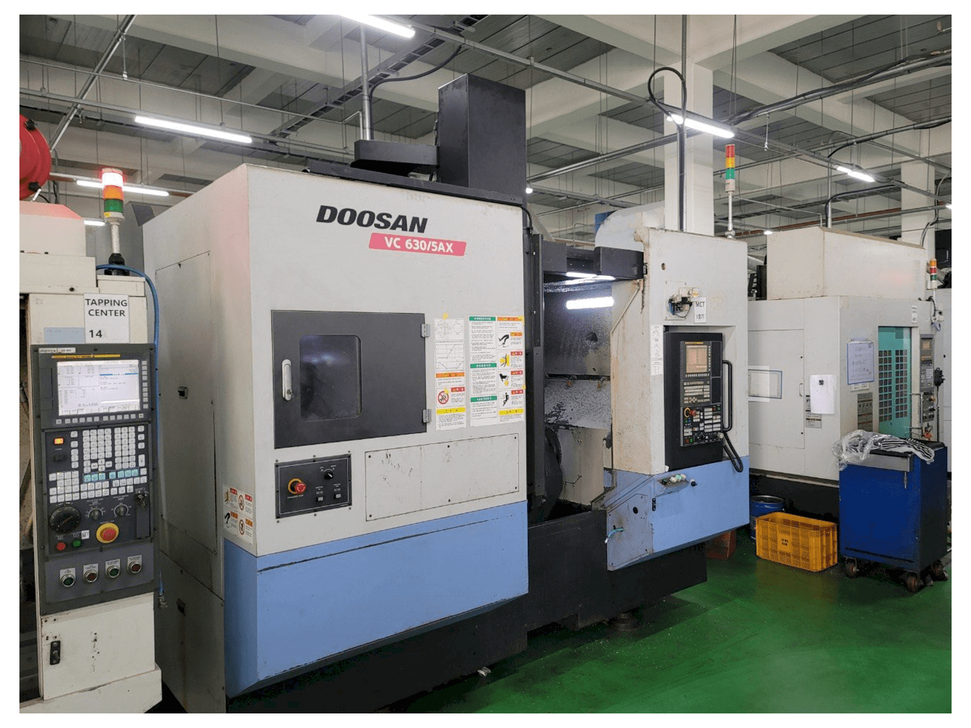 Frontansicht der Doosan VC 630/5AX Maschine
