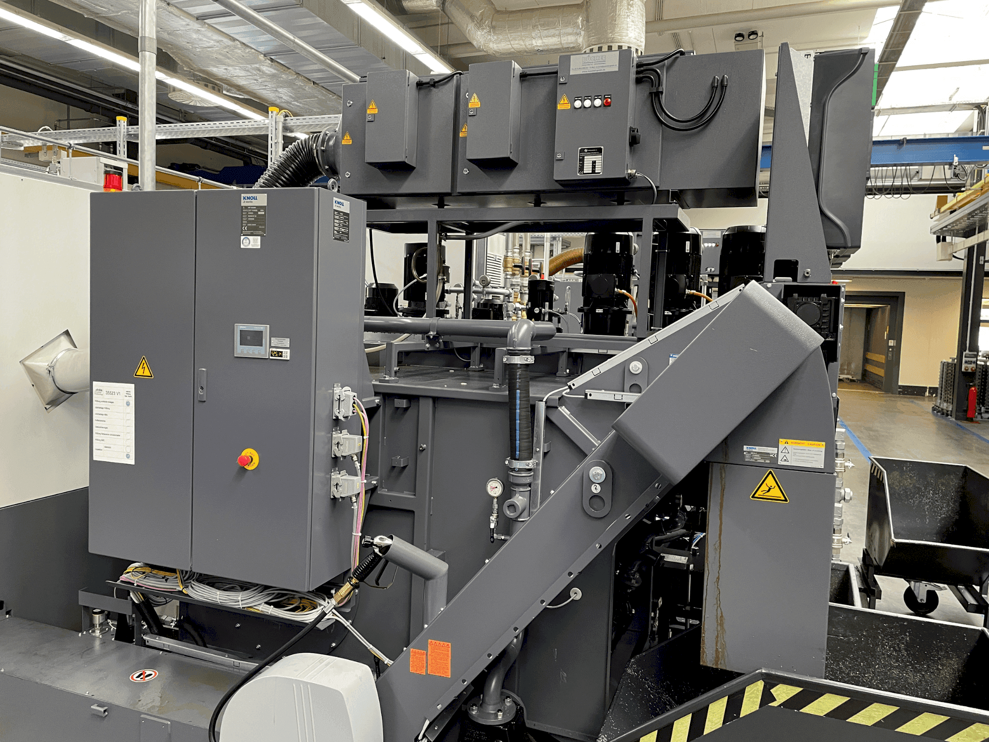 Frontansicht der KNOLL KF 400/3400 Maschine