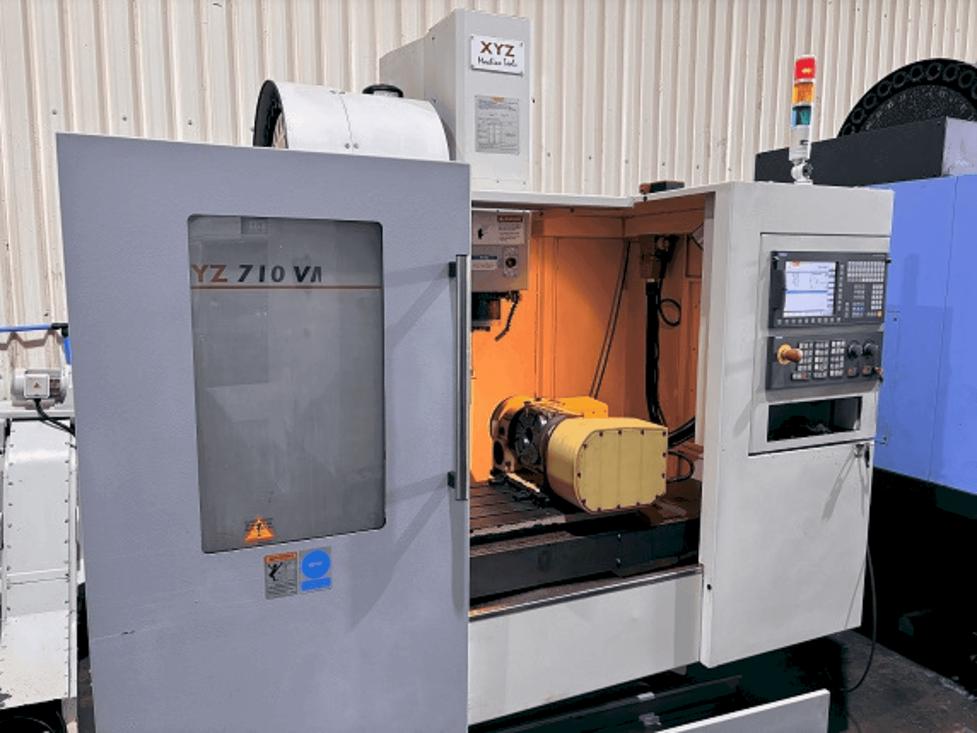 Frontansicht der XYZ 710 VMC Maschine