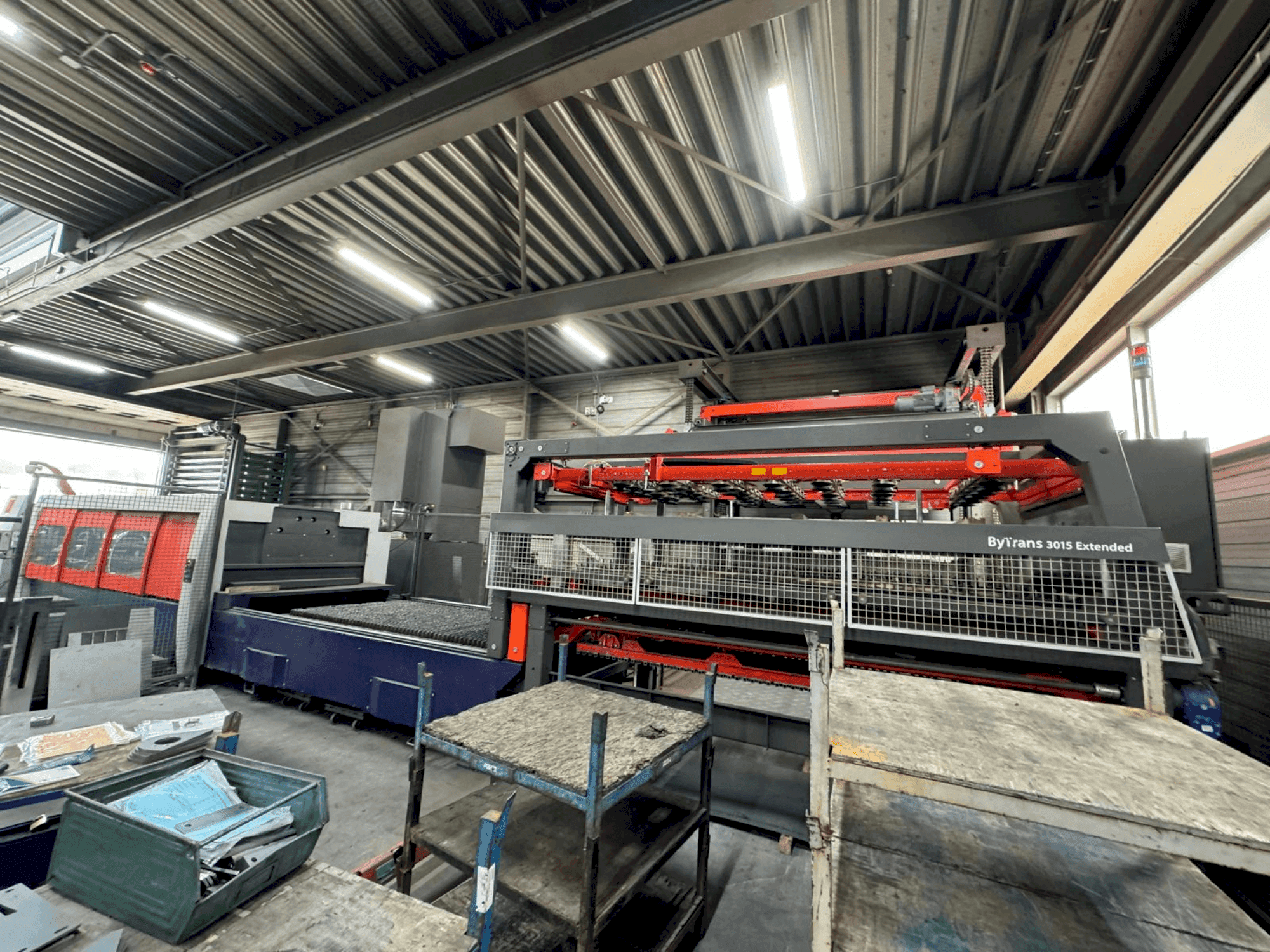 Frontansicht der Bystronic Bytower 3015 + Bytrans Extended 3015 Maschine