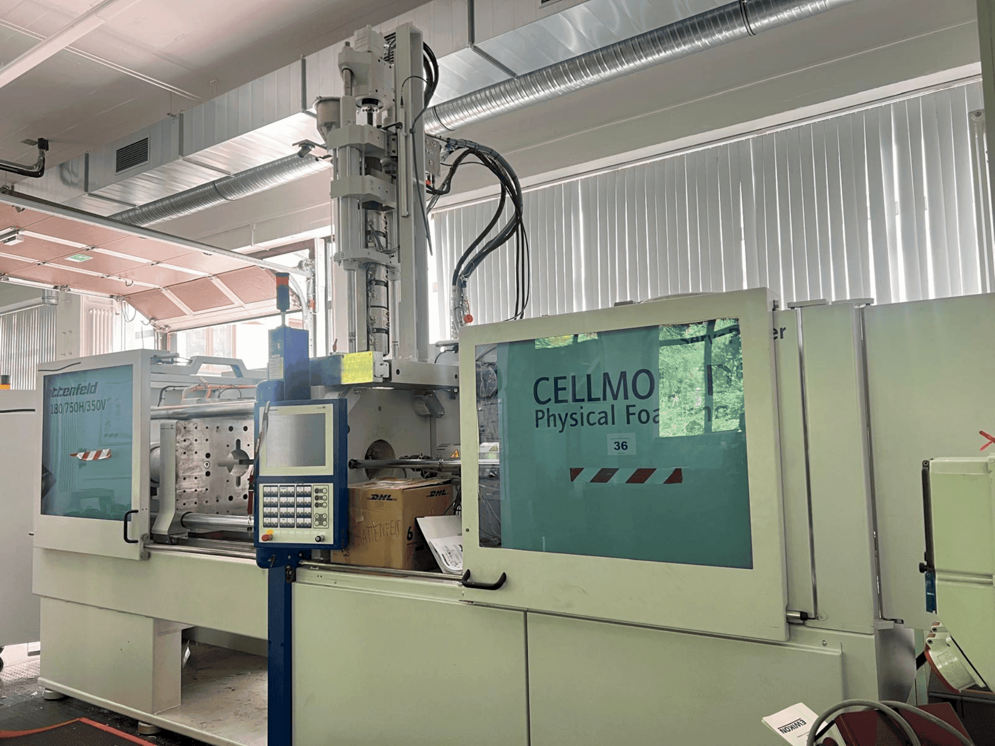 Front view of WITTMANN Battenfeld HM 180/750H/350V machine