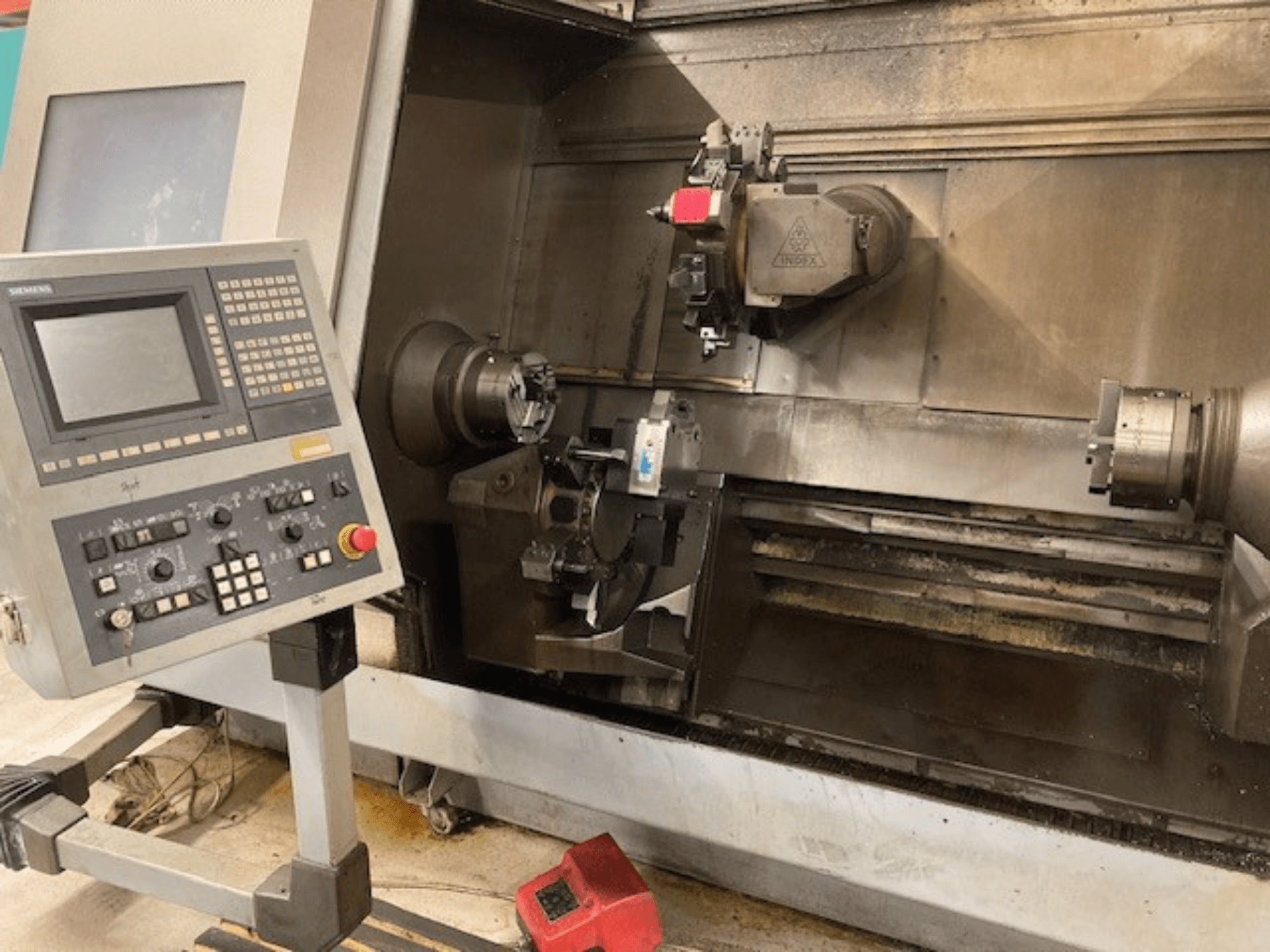 Horizontale Drehmaschine Index G300 L YB mit Bedienpult, sichtbarem Spannfutter und Arbeitsraum, Vorderansicht.