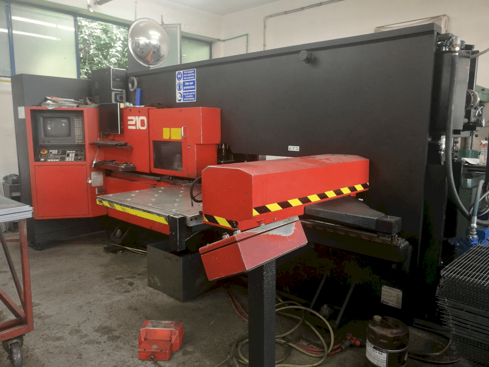 Frontansicht der AMADA Arcade 210 Maschine