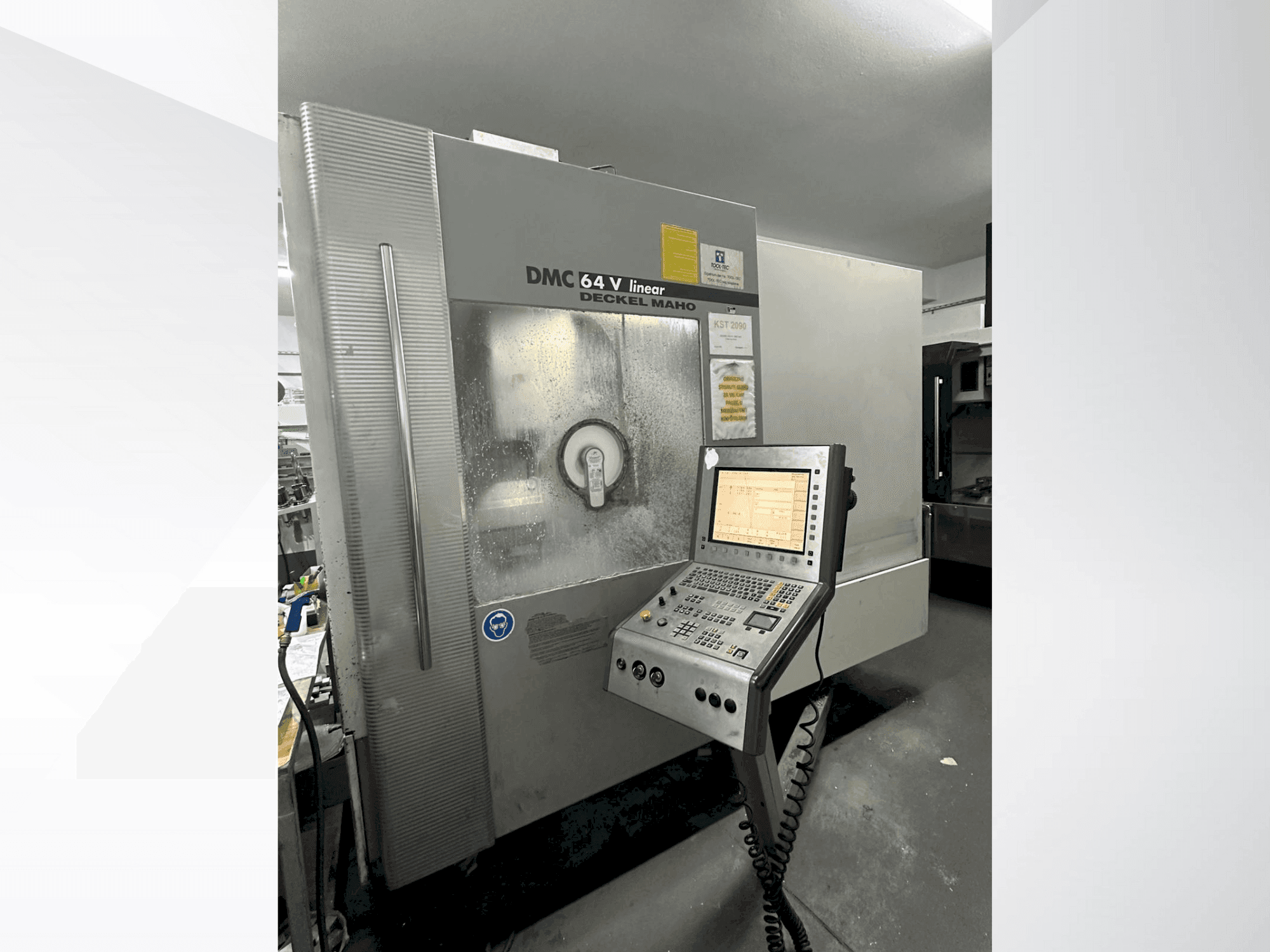 Frontansicht der DECKEL MAHO 64 V Linear Maschine