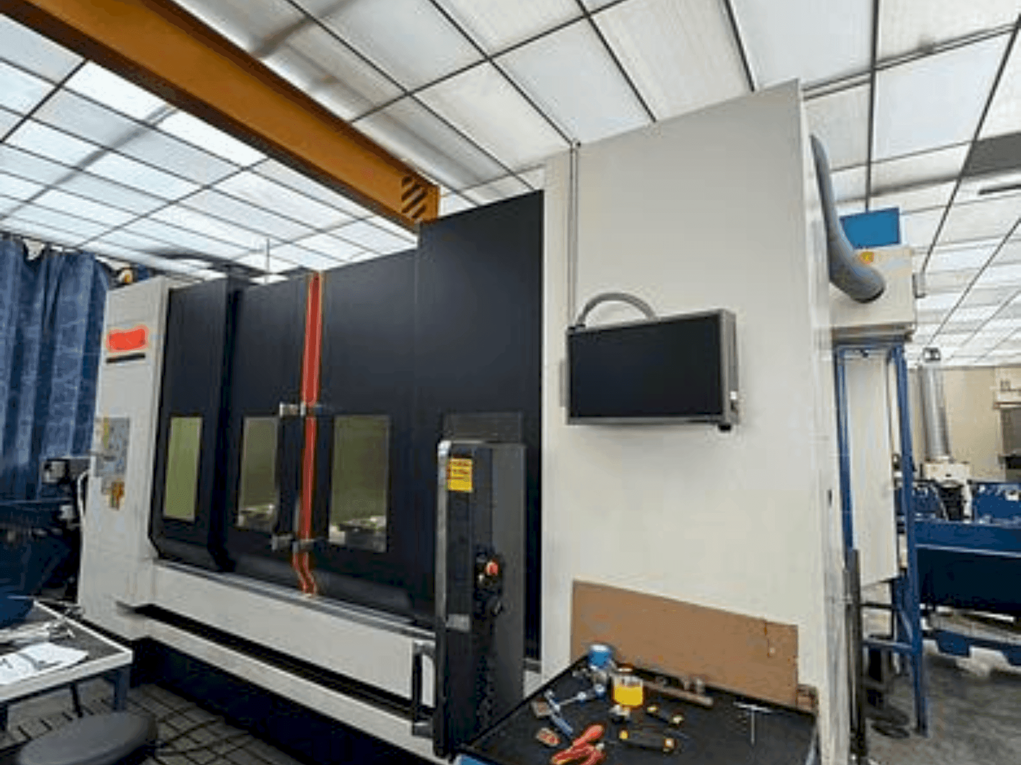 Frontansicht der Mazak VTC 800/30 SR Maschine
