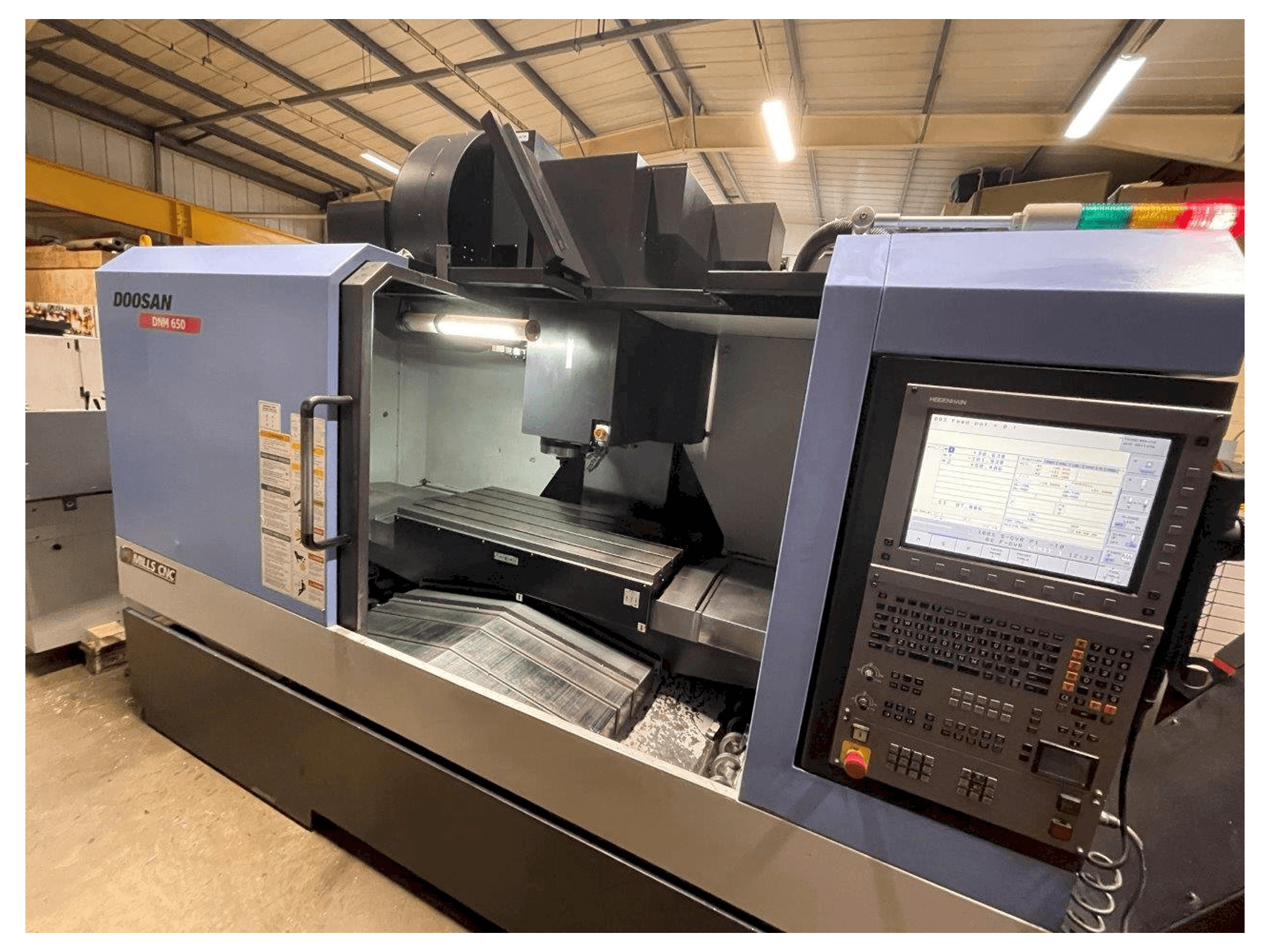 Frontansicht der Doosan DNM650 Maschine