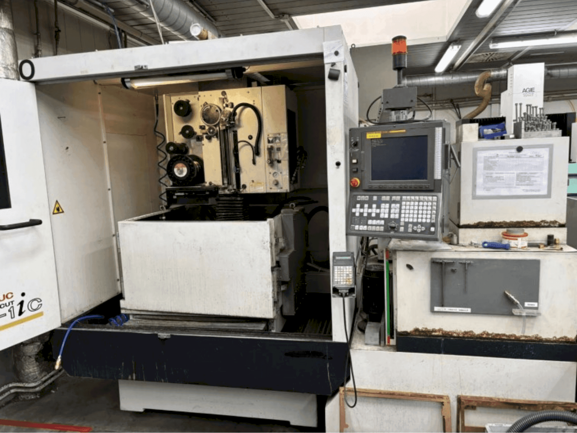 Frontansicht der FANUC ROBOCUT alpha-1iC Maschine