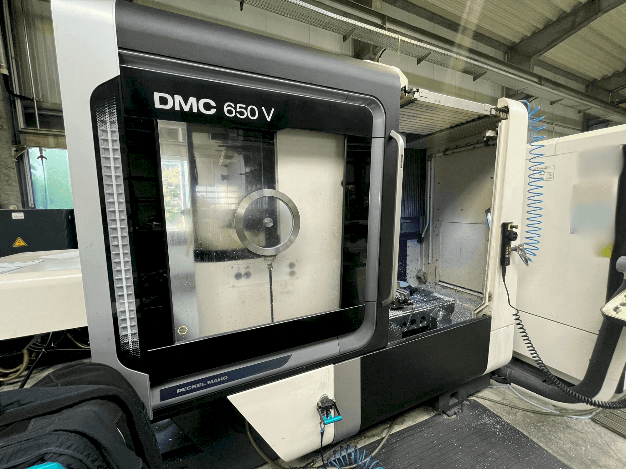 Frontansicht der DMG MORI DMC 650 V Maschine