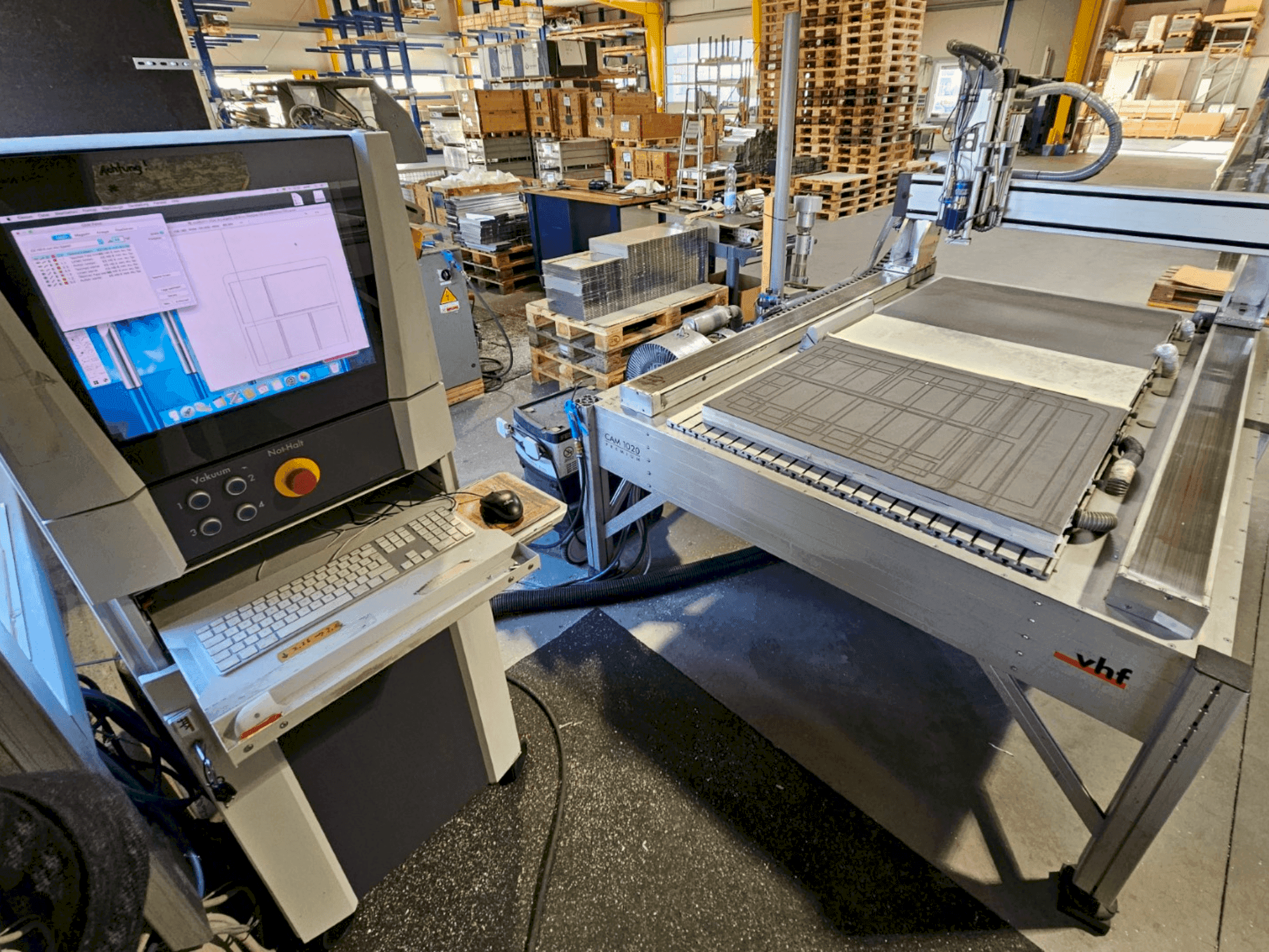 Frontansicht der VHF CAM 1020 Premium Maschine