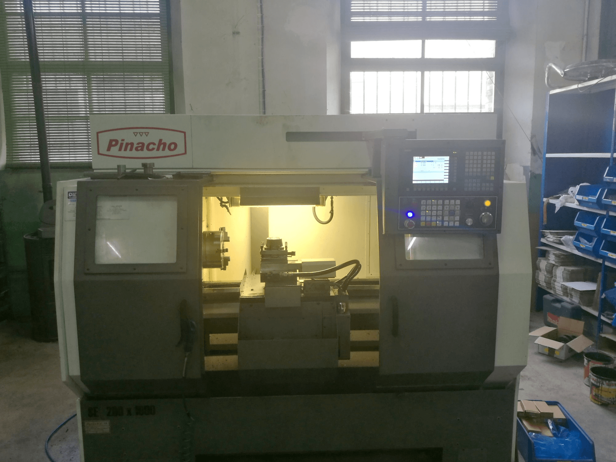 Frontansicht der Pinacho SE-200 Maschine