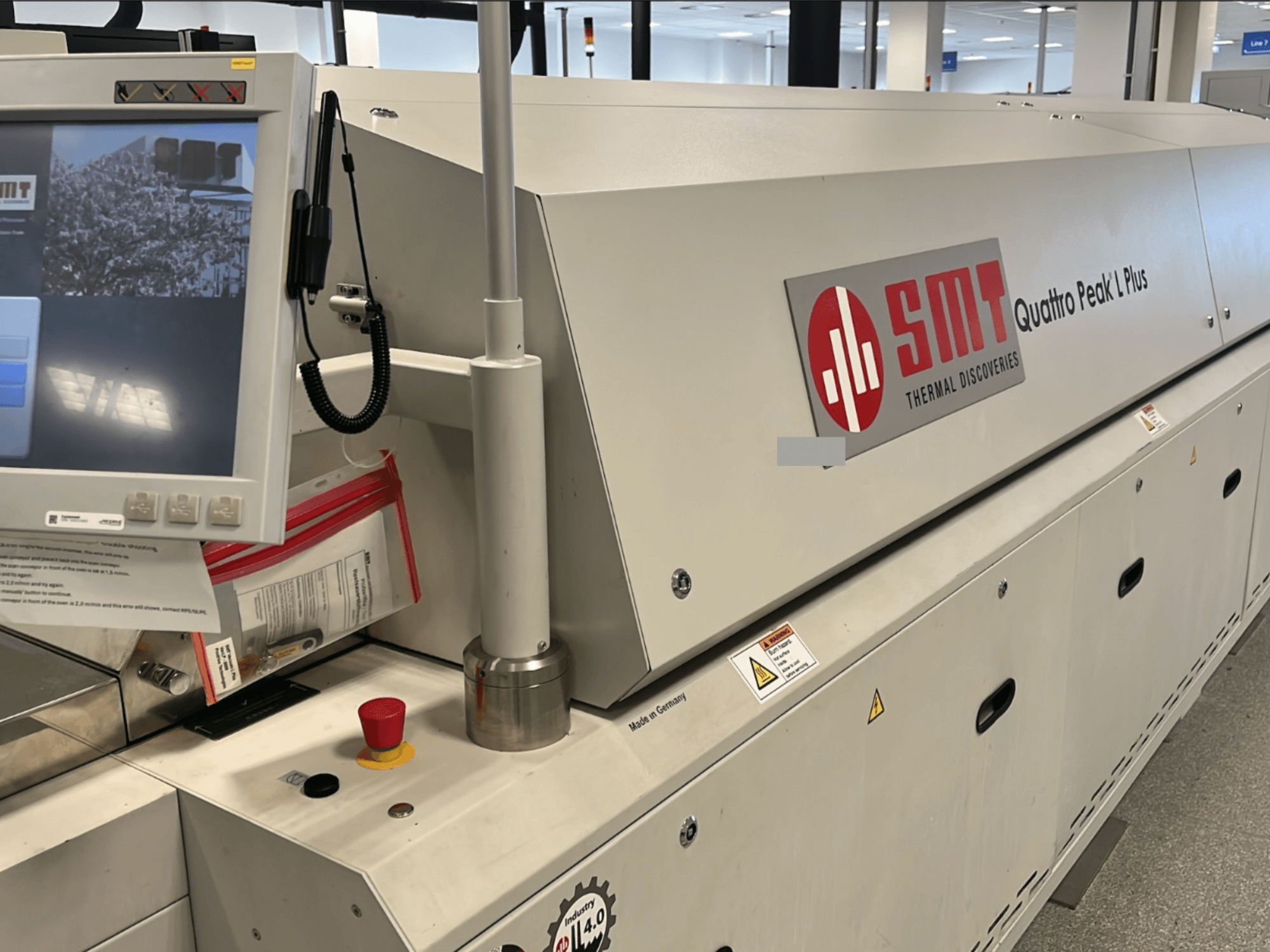 SMT Quattro Peak L Plus Werkzeugmaschine, Vorderansicht, mit Bedienfeld, Sicherheitstasten und gut sichtbarem Schriftzug.