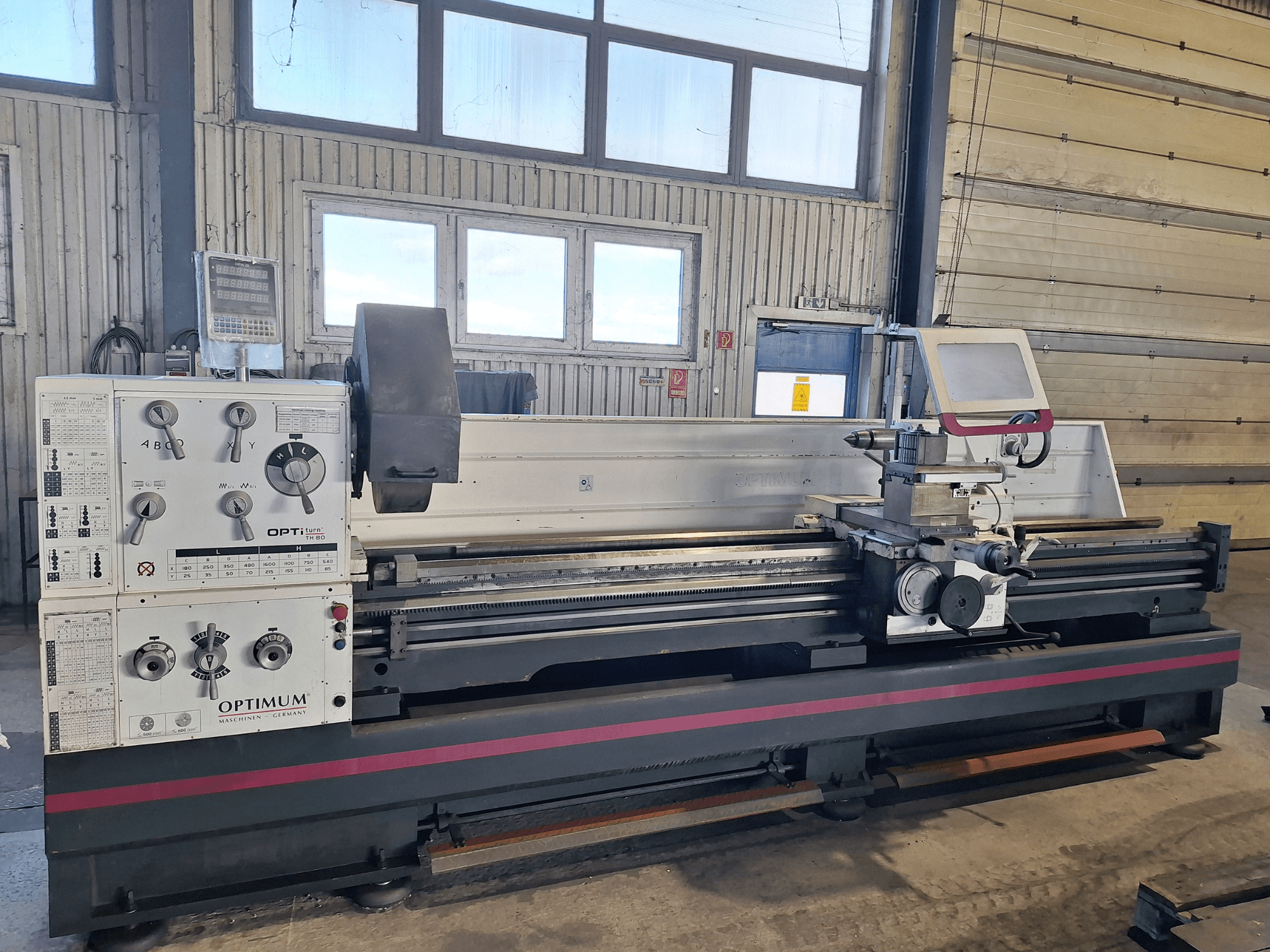 Optimum OptiTurn TH 8030D Horizontal-Drehmaschine in der Seitenansicht, mit Bedienfeld, Werkzeughalter und stabilem Sockel.