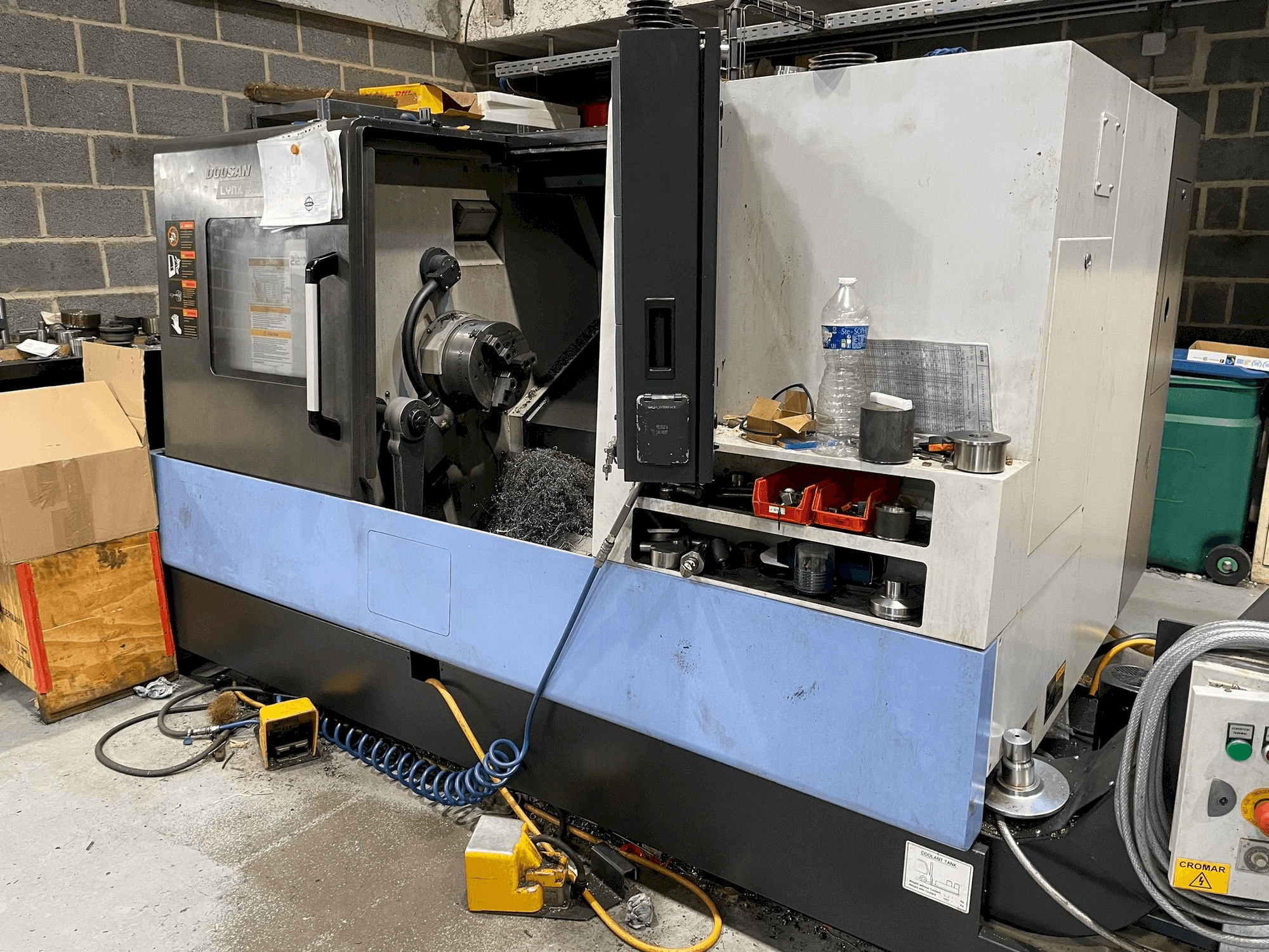 Frontansicht der Doosan LYNX 300 Maschine