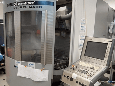 DMU 60 monoBLOCK von Deckel Maho, Frontansicht einer CNC-Fräsmaschine mit einem Bedienfeld und technischen Zeichnungen.
