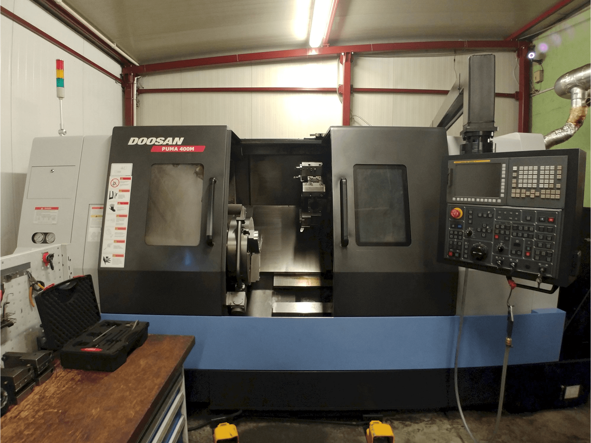 Frontansicht der Doosan Puma 400MC Maschine