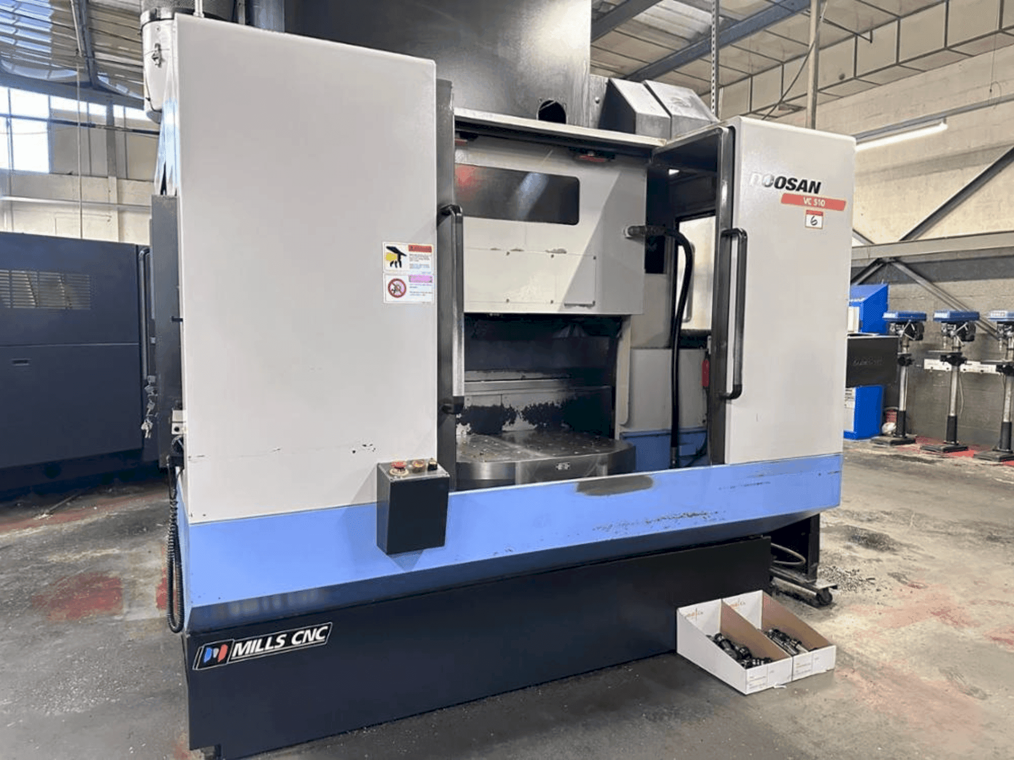 Frontansicht der DOOSAN VC 510 Maschine