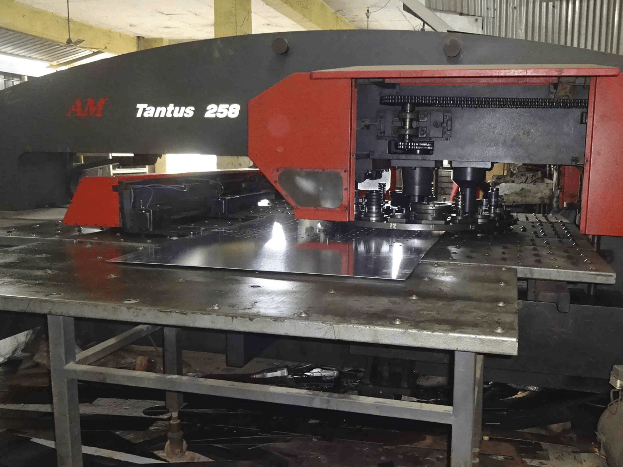 Rechte Ansicht der AMC TAN-258 Maschine