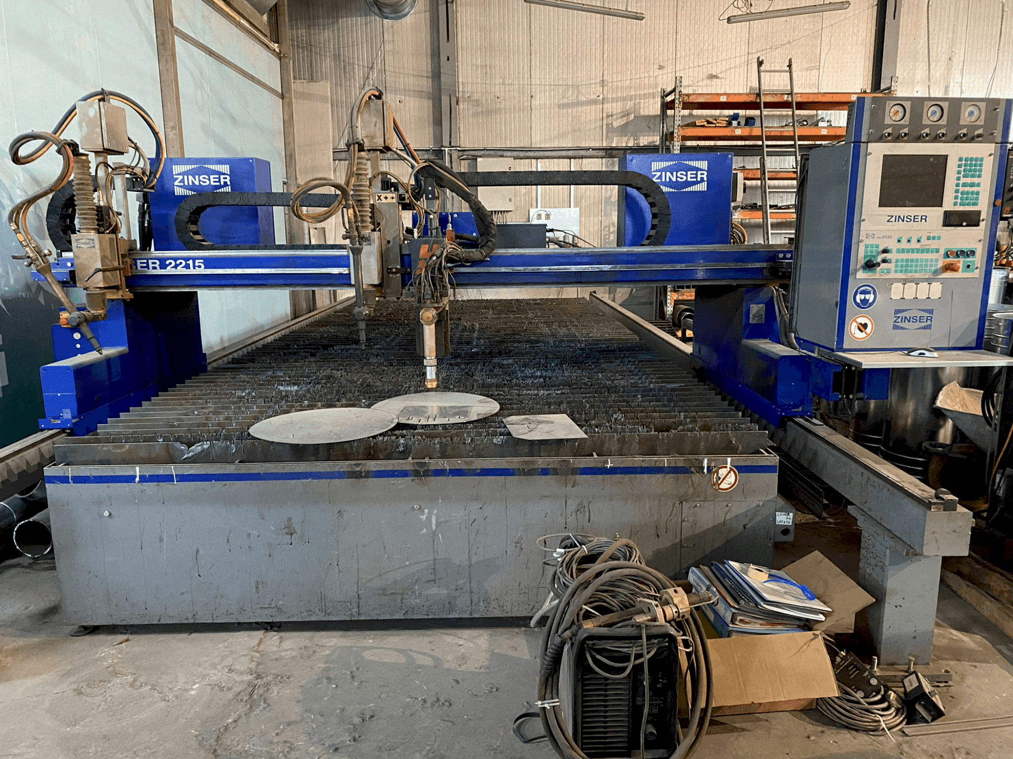 Frontansicht der ZINSER 2215 Maschine