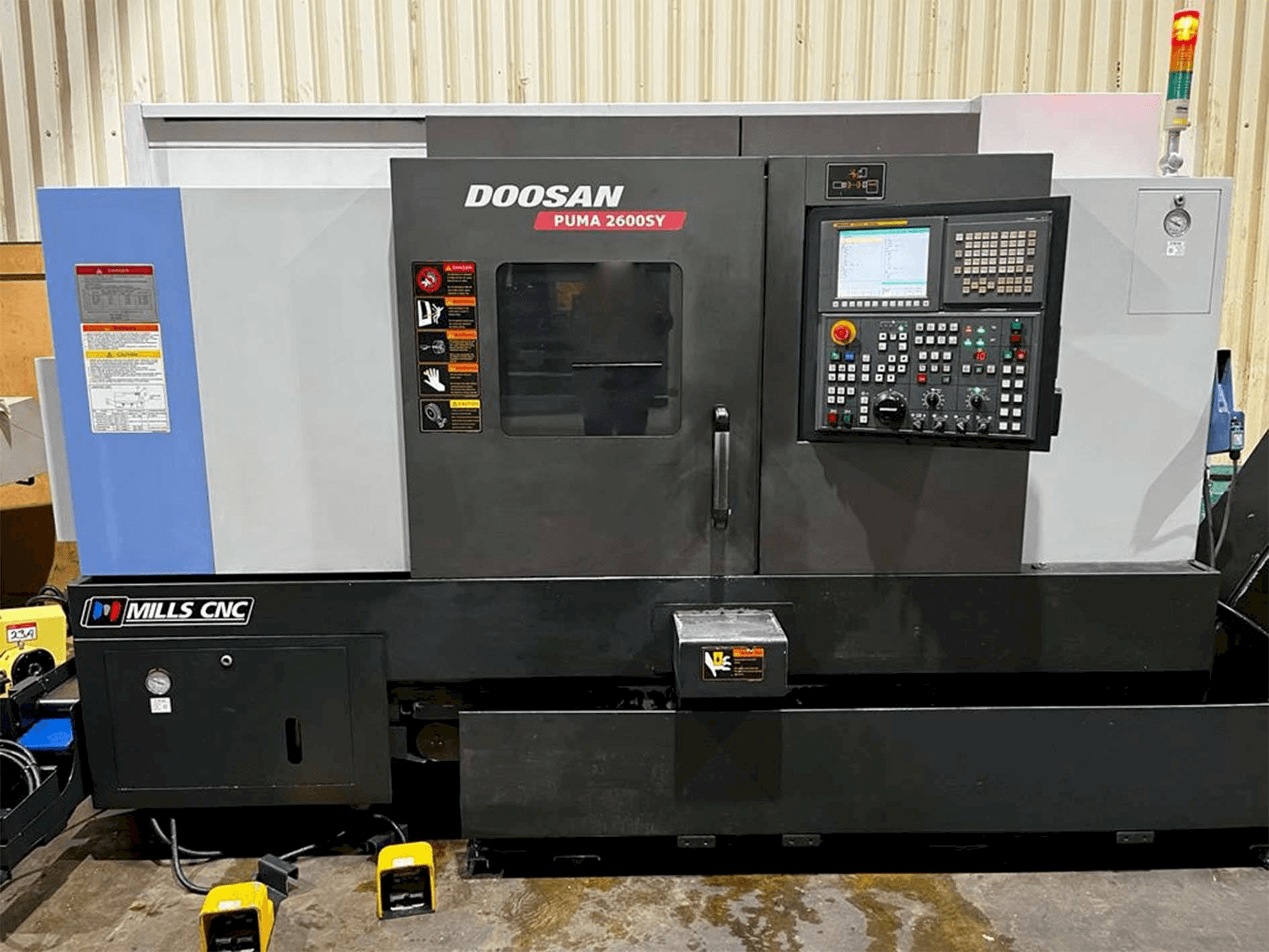 Frontansicht der Doosan Puma 2600SY Maschine