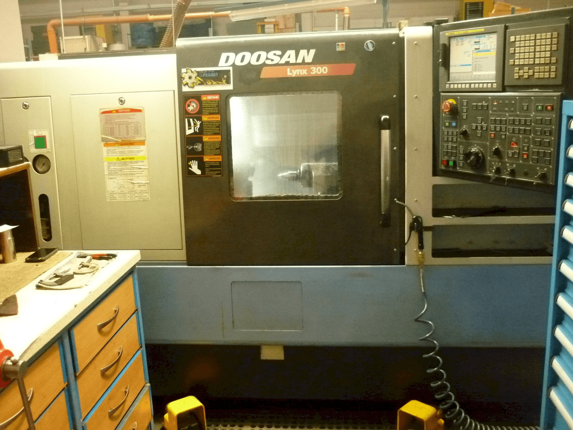 Frontansicht der Doosan LYNX 300 Maschine