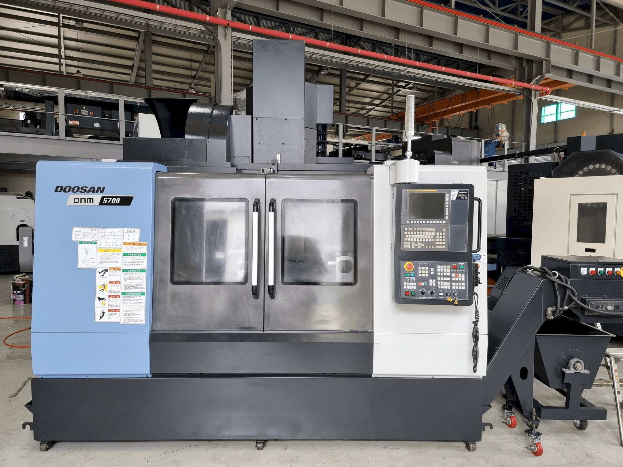 Frontansicht der Doosan DNM 5700 Maschine
