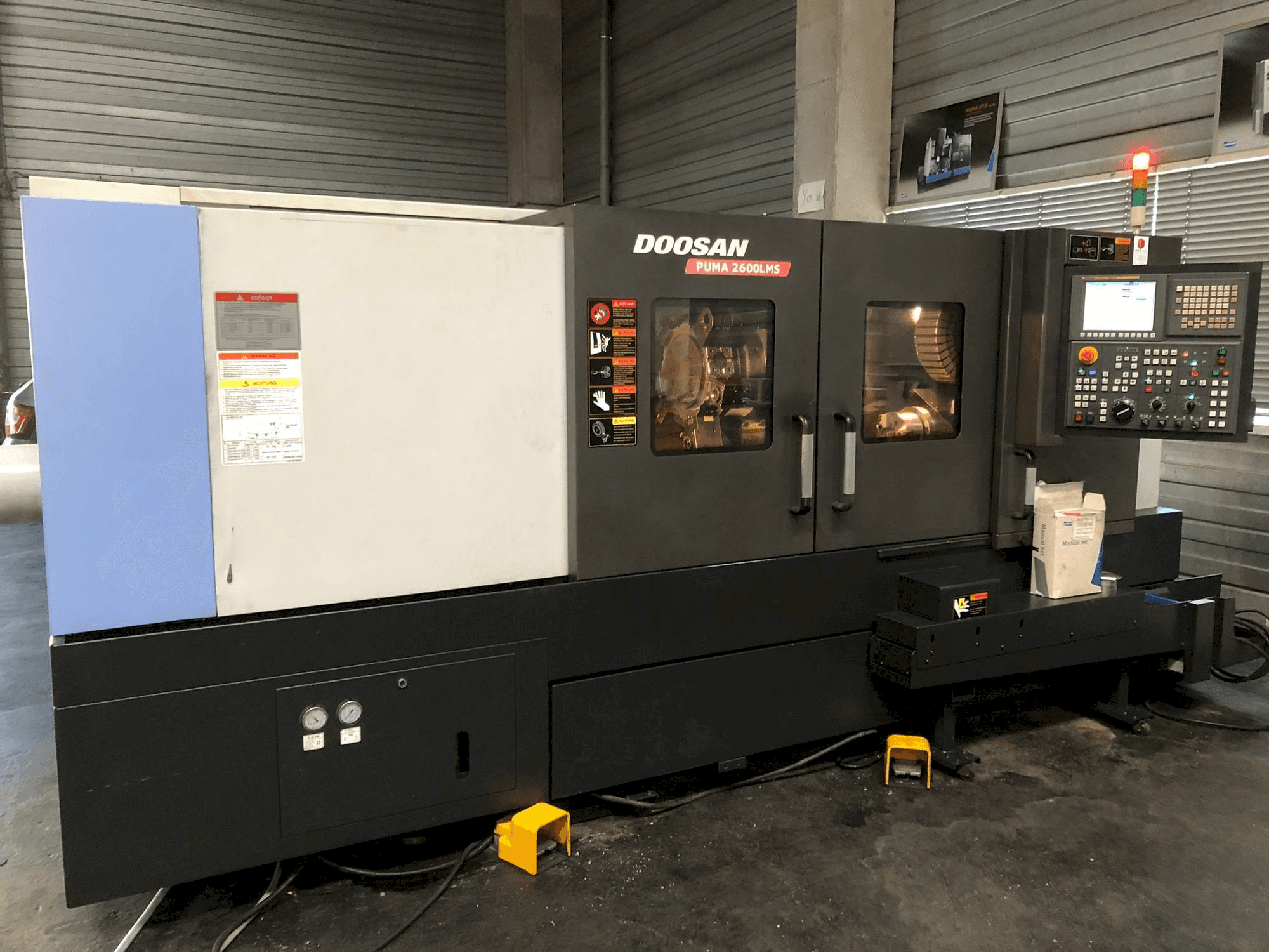 Frontansicht der Doosan Puma 2600 LMS Maschine