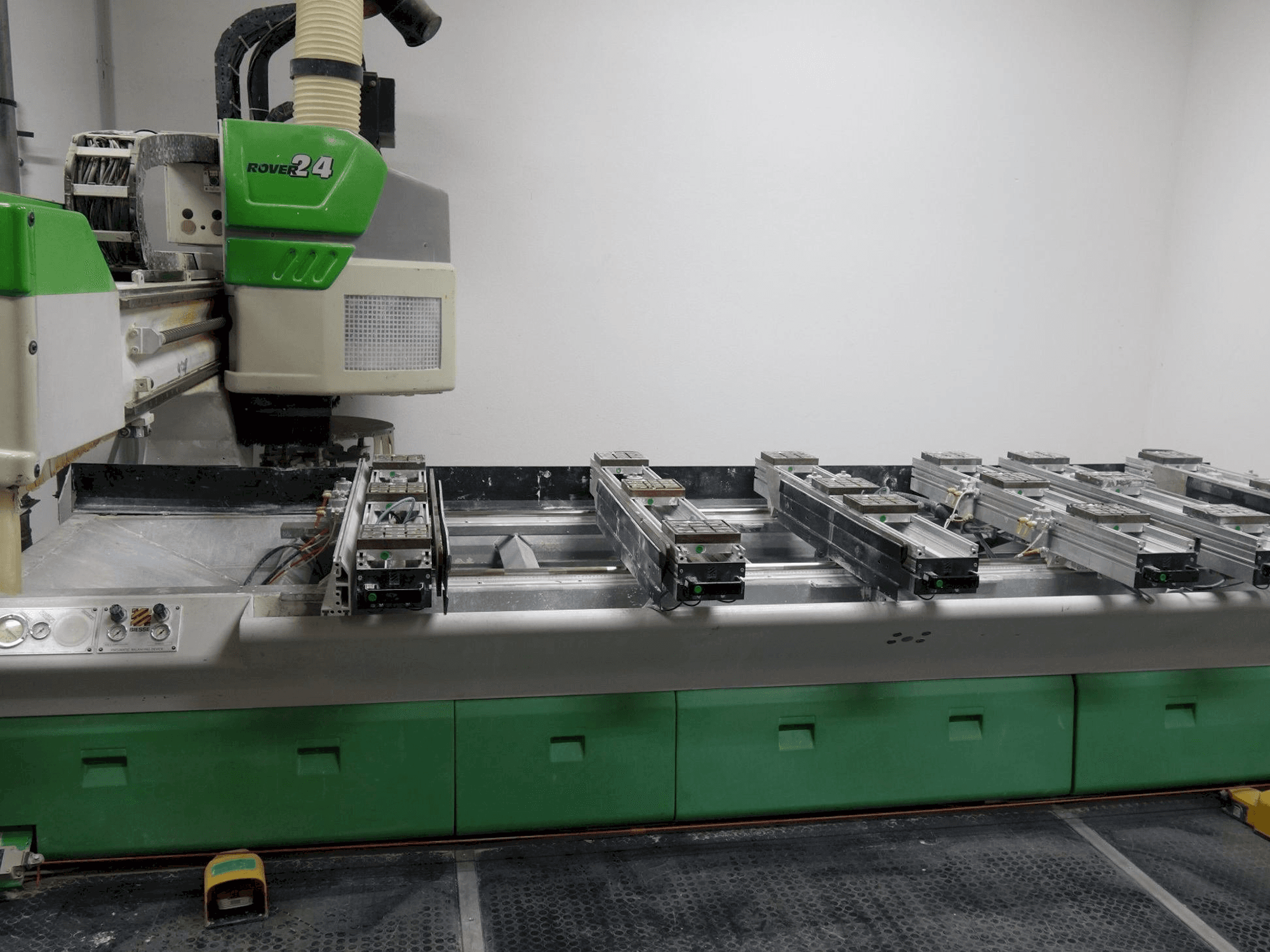 Frontansicht der BIESSE Rover 24 S Maschine