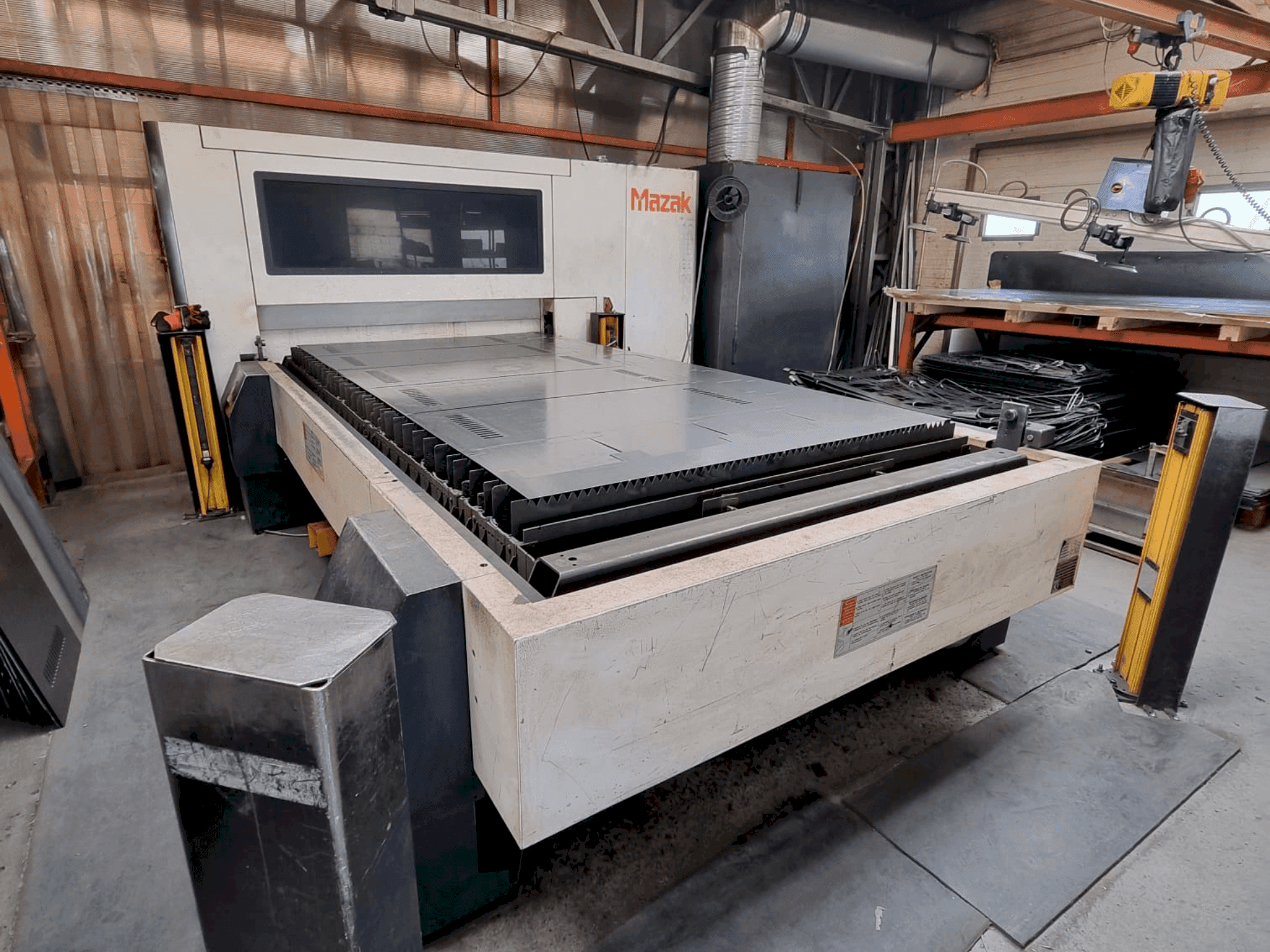 Frontansicht der Mazak OPTIPLEX 3015 FIBER II Maschine