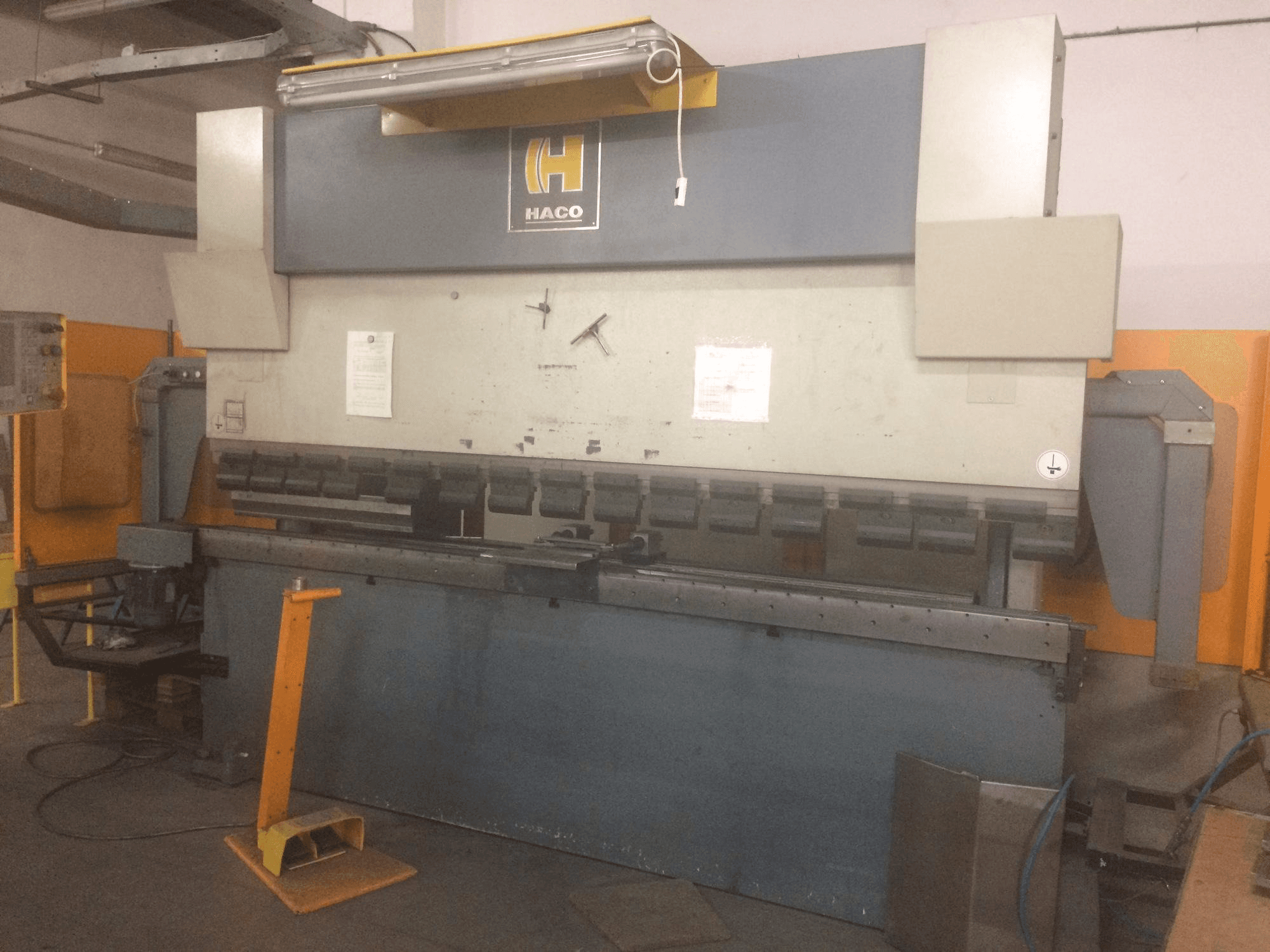 Frontansicht der HACO EMR 30150 Maschine