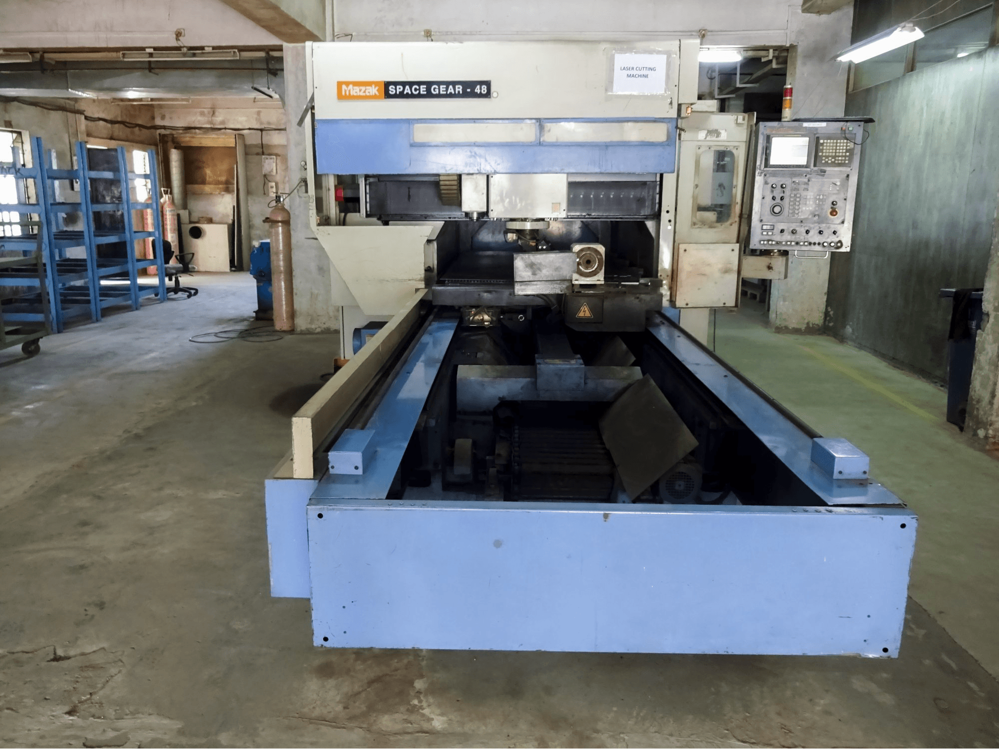 Tischansicht der Mazak SPACE GEAR-48 Maschine