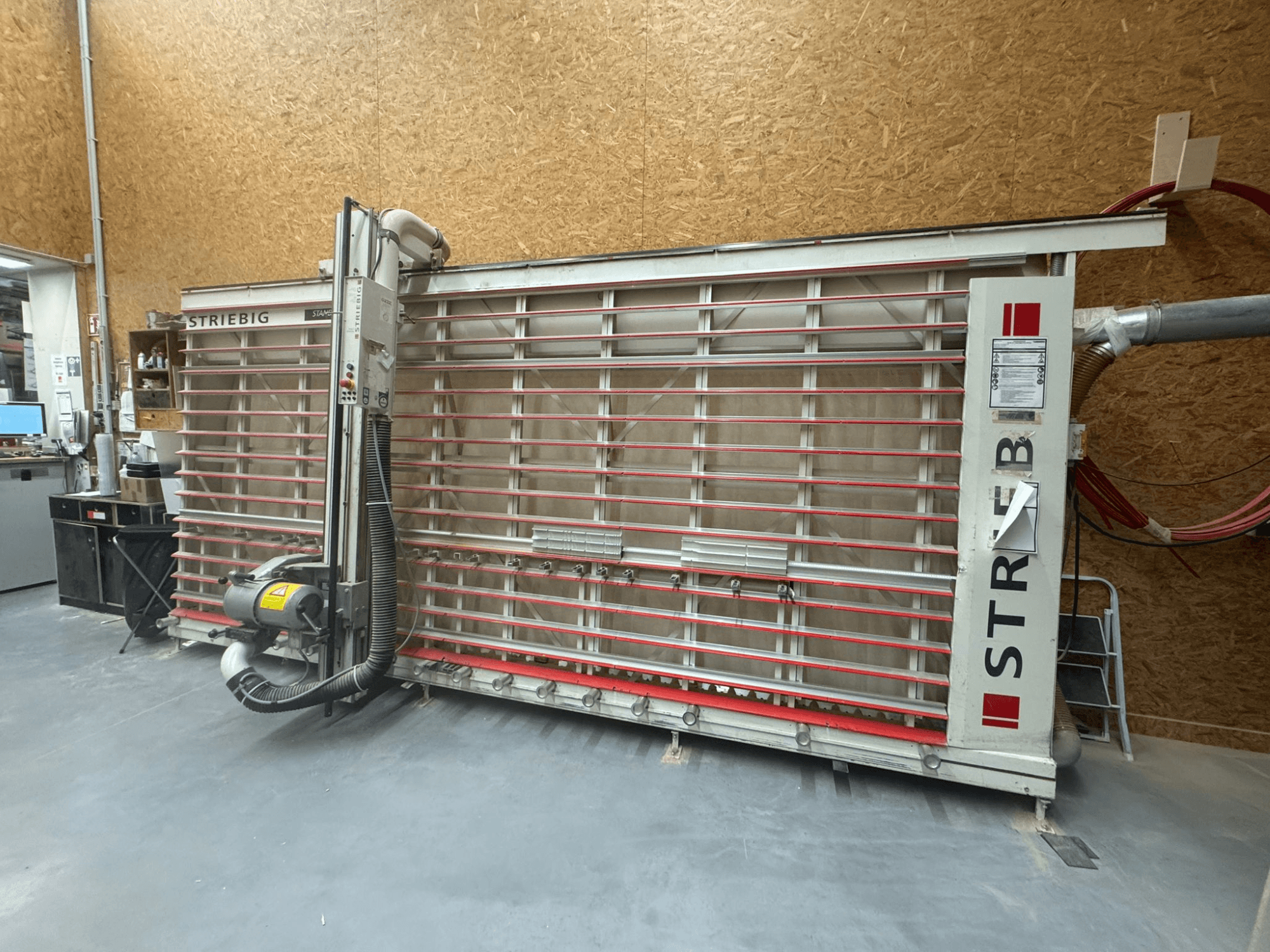 STRIEBIG Kontursäge mit großem Vertikalblatt, Seitenansicht mit Staubabsaugung und Bedienfeld. Ideal für die Holzbearbeitung.