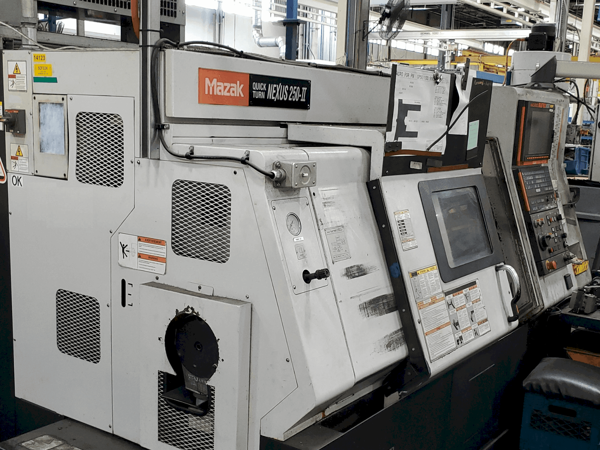 Frontansicht der Mazak QTN 250-II Maschine
