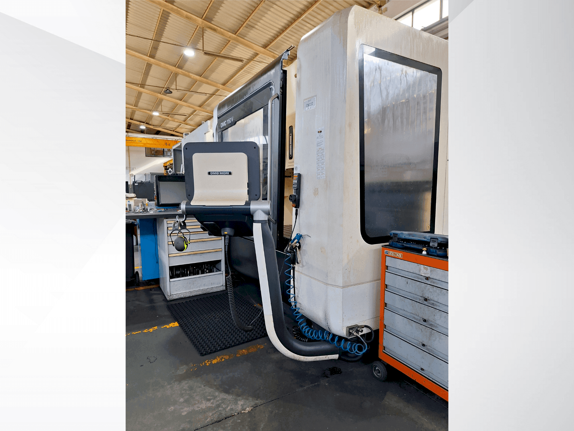 Frontansicht der DMG MORI DMC 1150 V Maschine