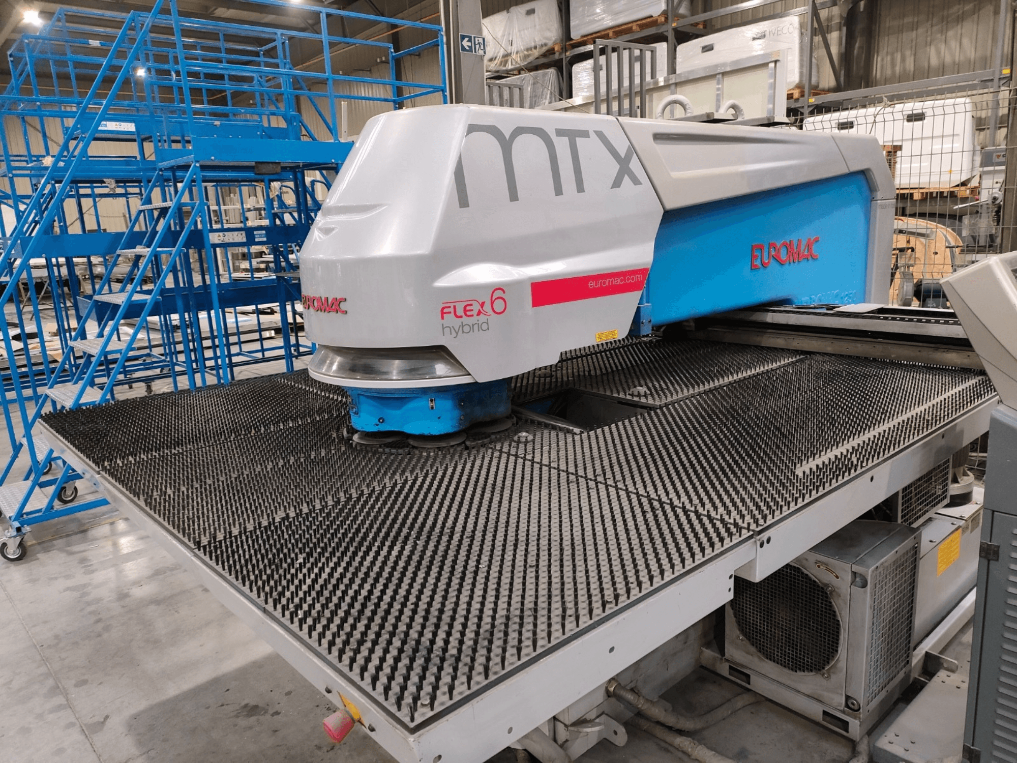 Frontansicht einer Euromac FLEX 6 Hybridmaschine mit strukturierter Schnittfläche in einer Lagerumgebung.