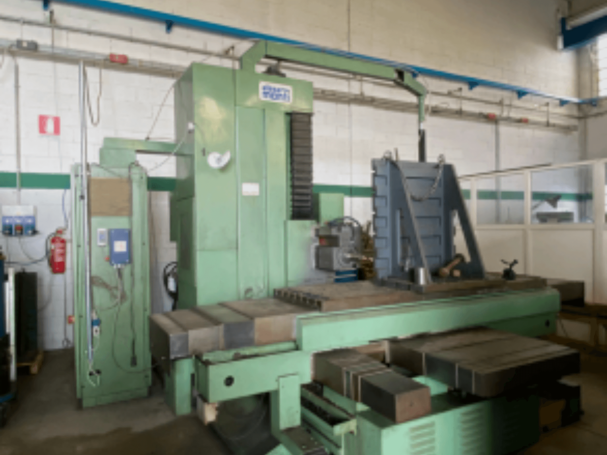 Horizontales Bearbeitungszentrum Alesa Monti MAF45 in einer Werkstatt, Seitenansicht mit Bedienfeld und großem Arbeitstisch.