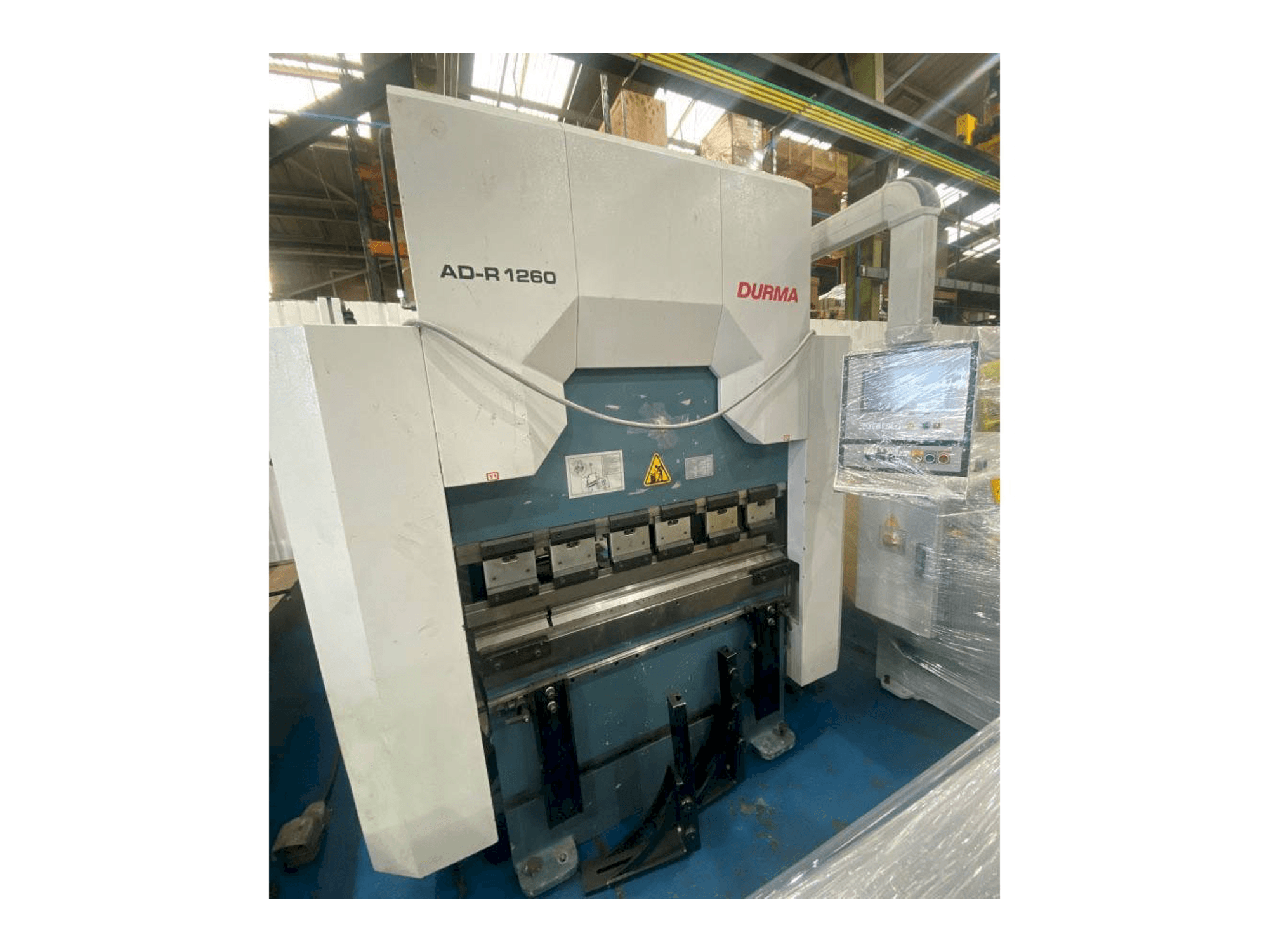 Frontansicht der Durma AD-R 1260 Maschine