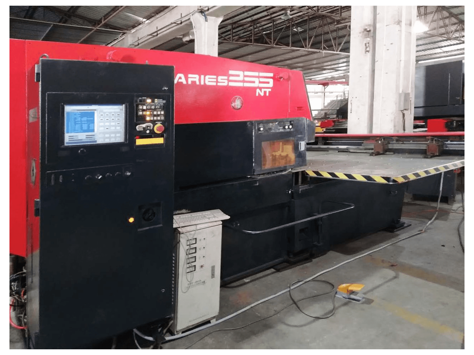 Linke Ansicht der AMADA ARIES 255NT Maschine