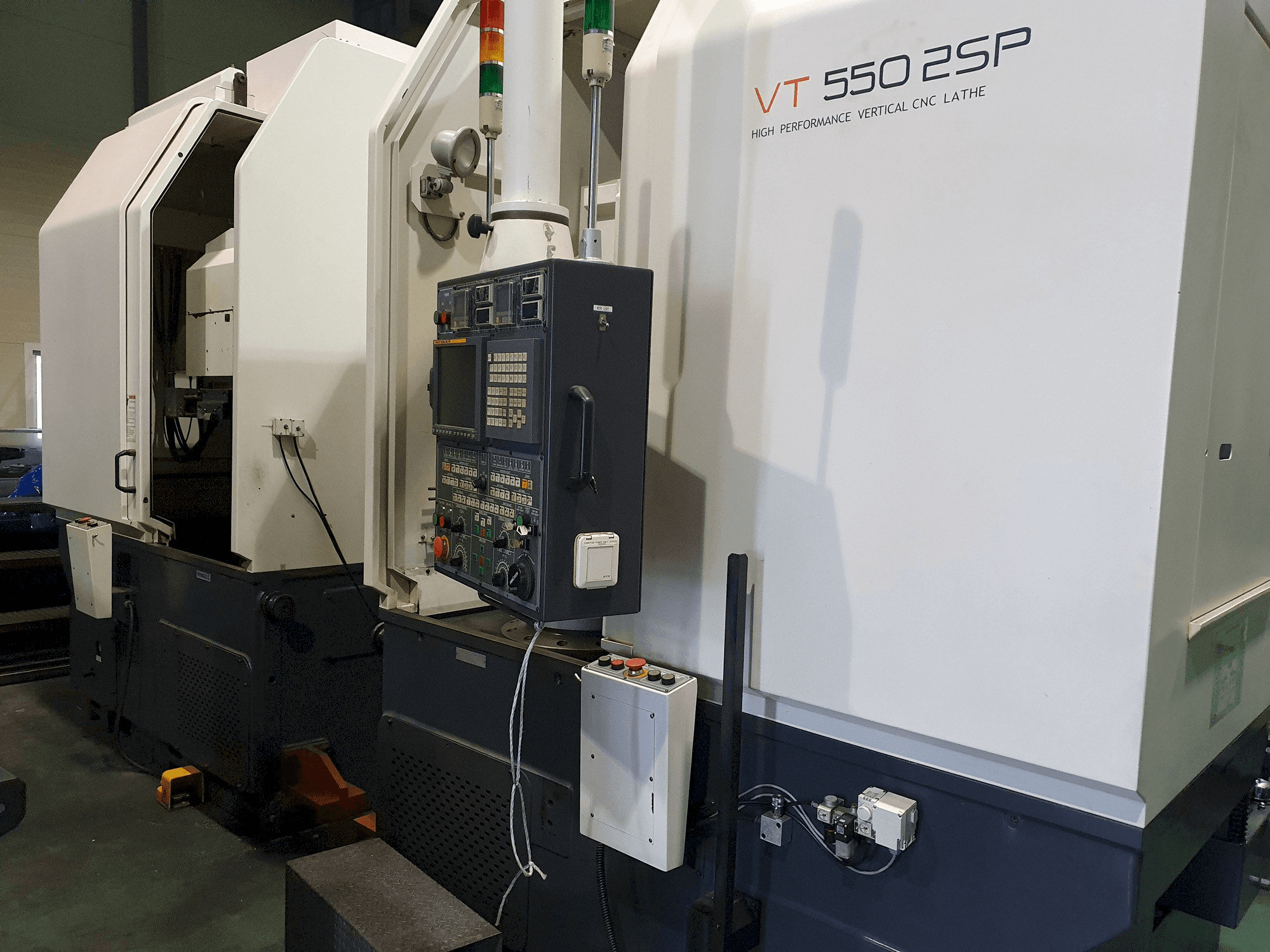 Frontansicht der HWACHEON VT-500 2SP Maschine