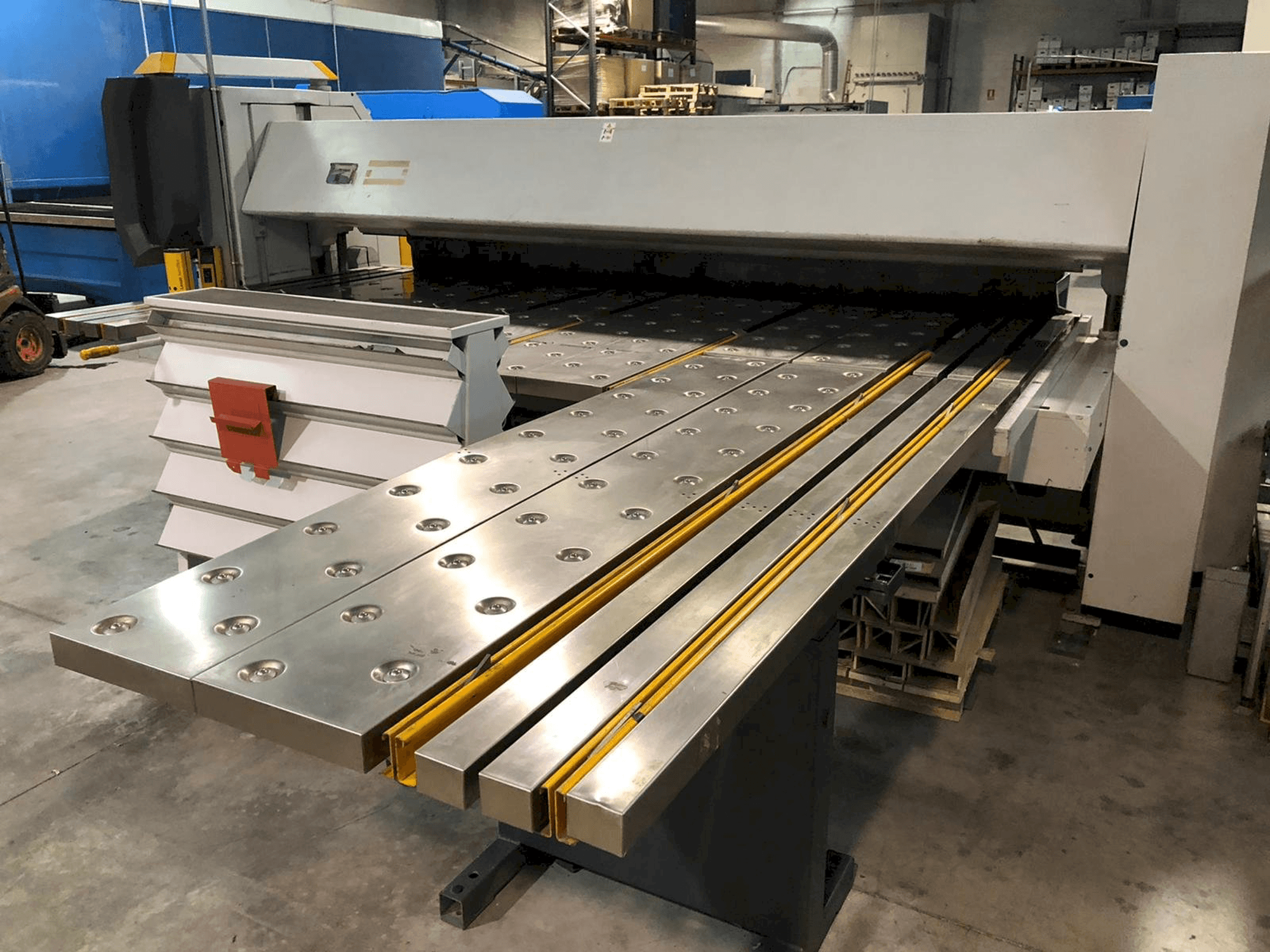 Frontansicht der RAS Flexibend 73.30 Maschine