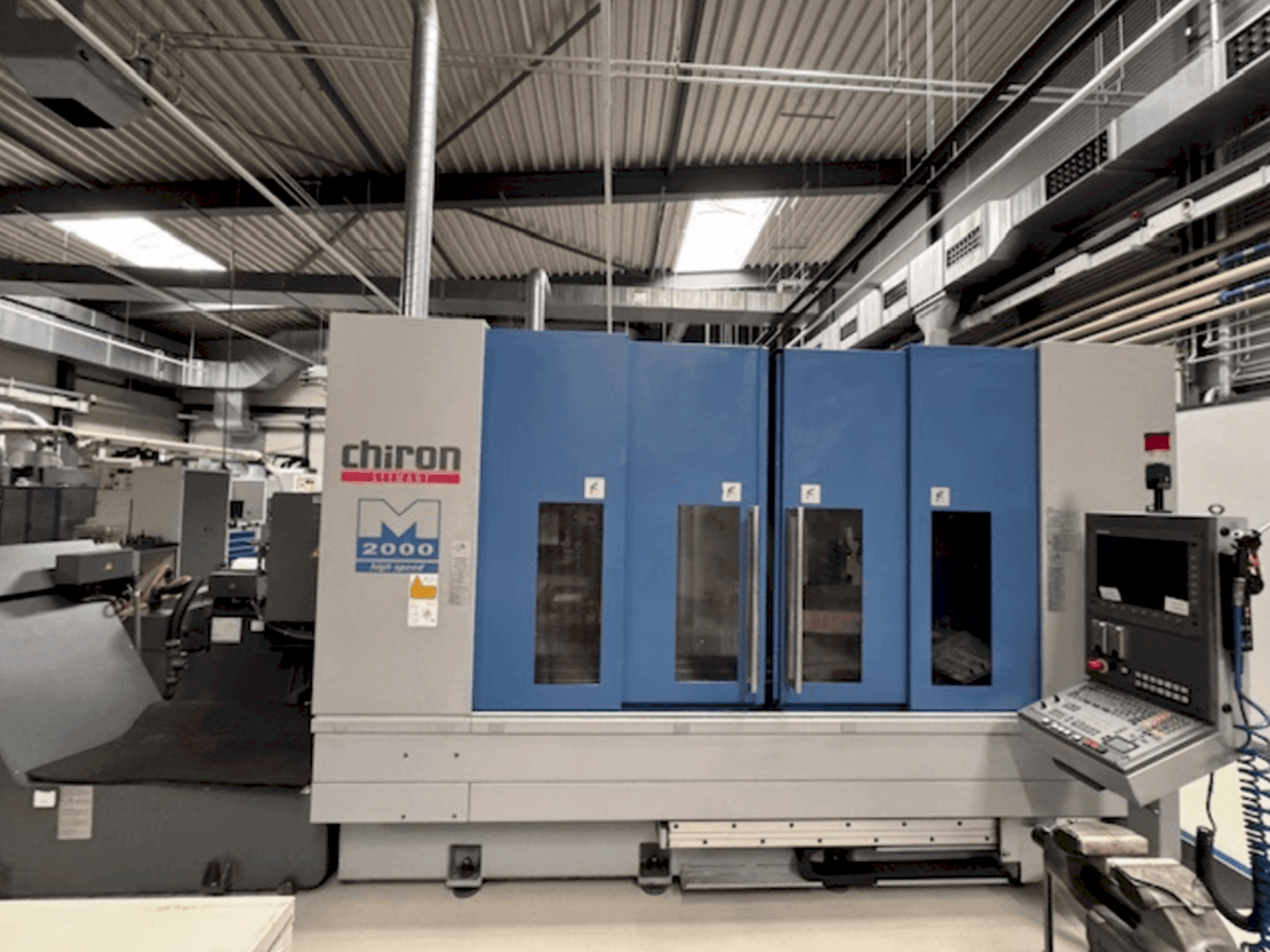 Frontansicht der CHIRON Mill 2000 Maschine