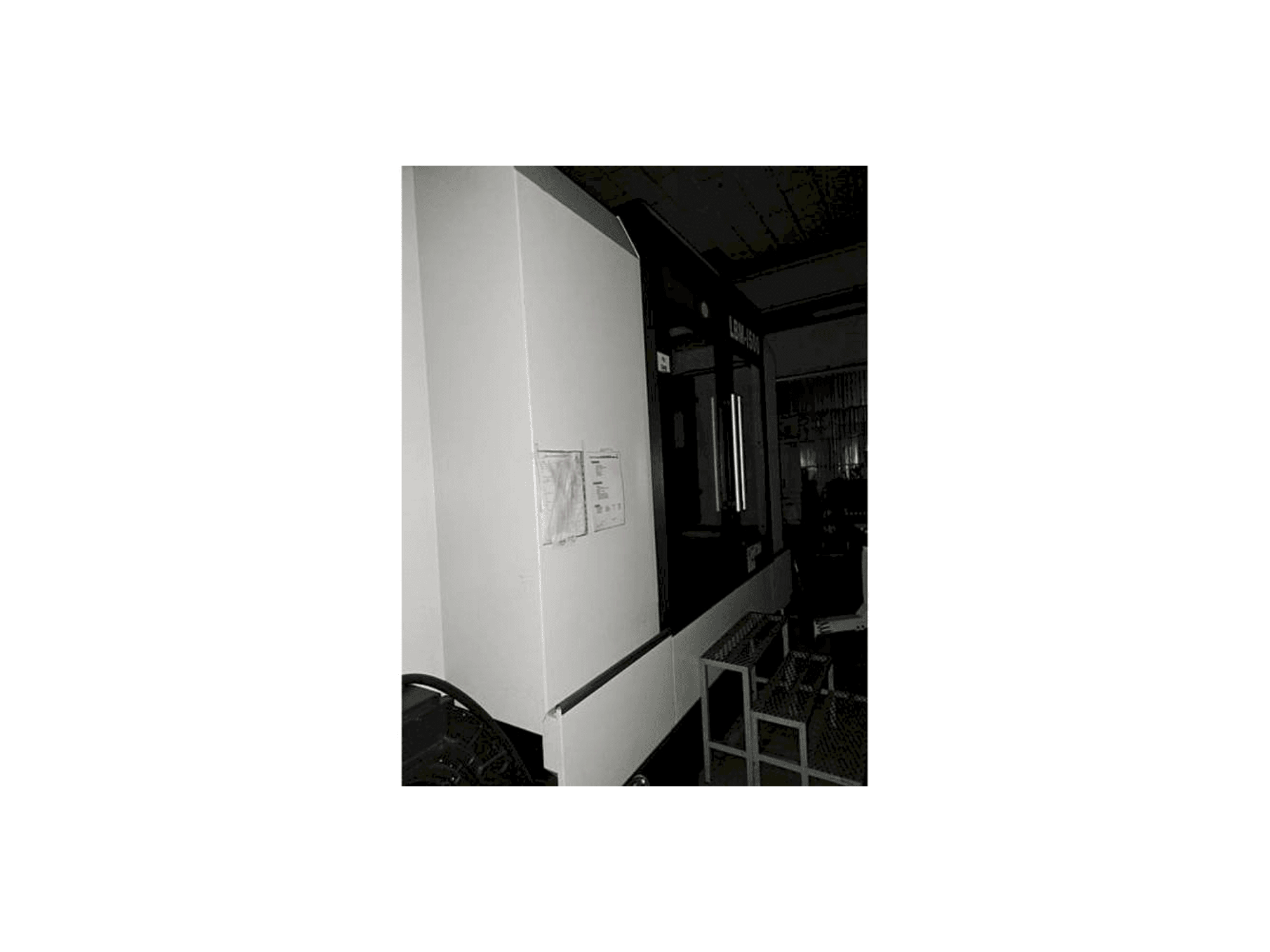 Linke Ansicht der Eumach LBM-1500 Maschine