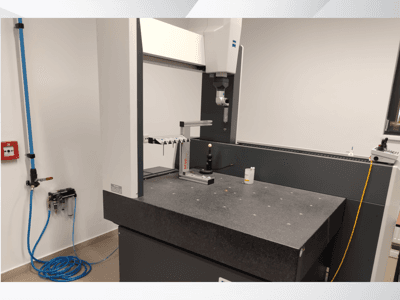 MSR-Messgerät in einem Labor, Vorderansicht mit Granittisch, Kalibrierkugel und angeschlossenen Hilfsmitteln.